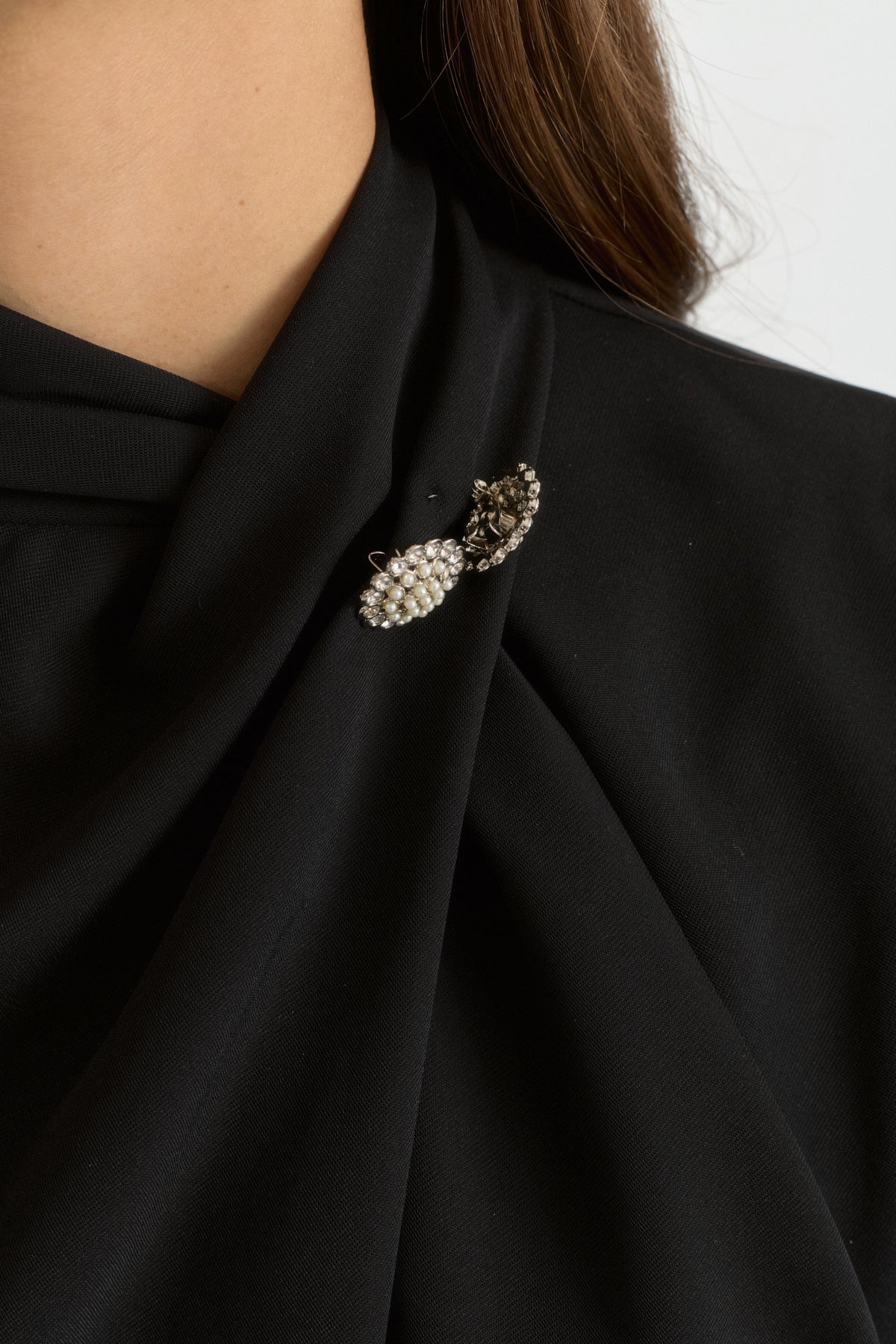 Asimetrik Detaylı Broşlu Bluz - Siyah