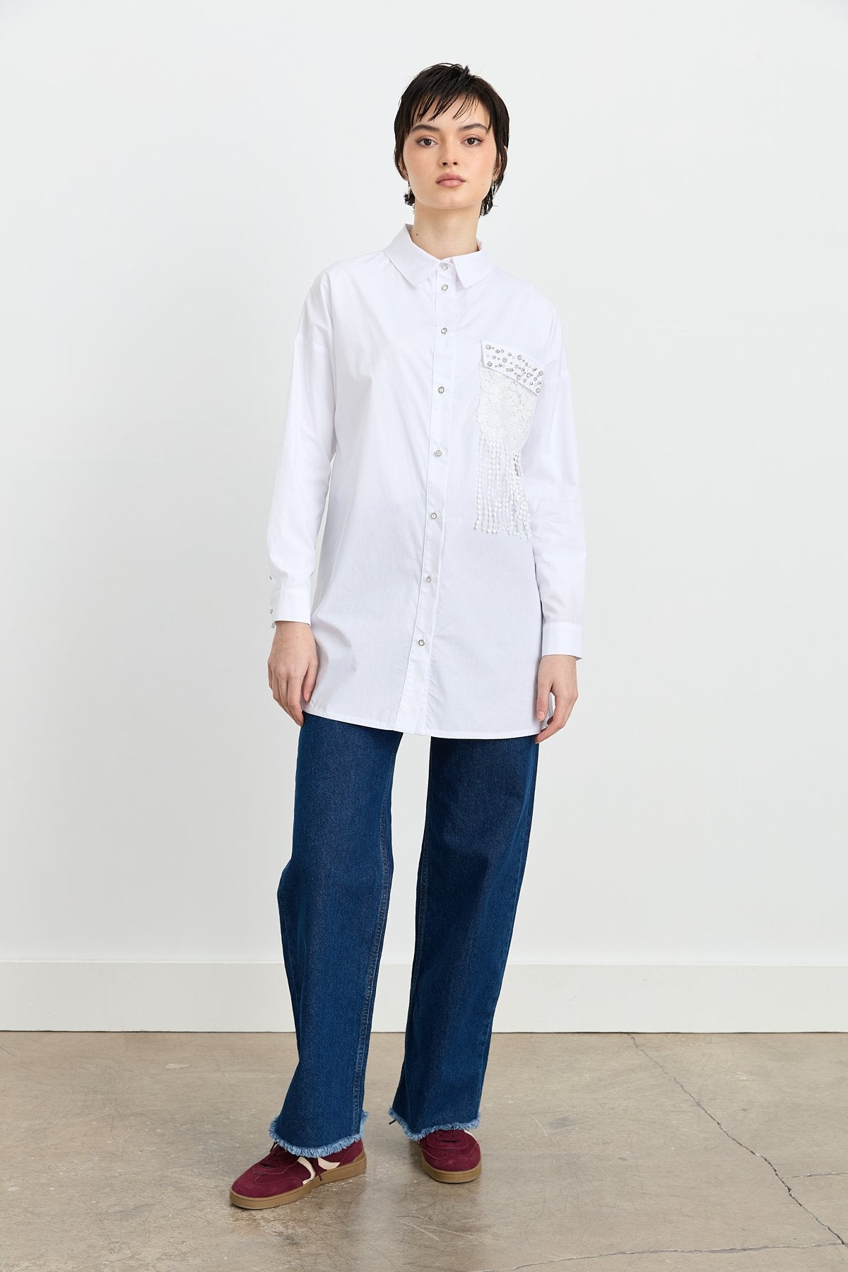 asimetrik-detayli-tas-aksesuarli-poplin-pamuk-tunik-beyaz-248681.jpg