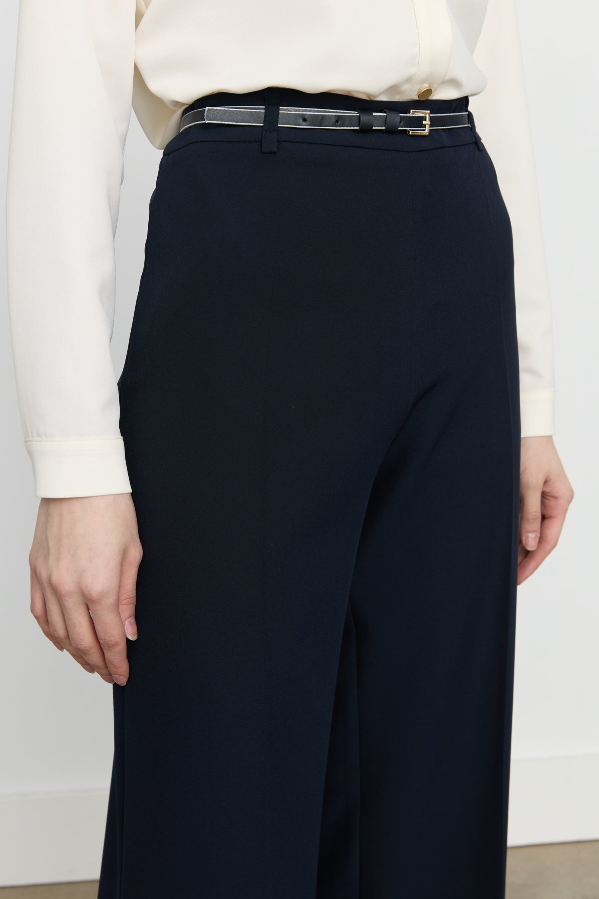 Straight-Leg Trousers with a Thin Belt - Navy Blue
