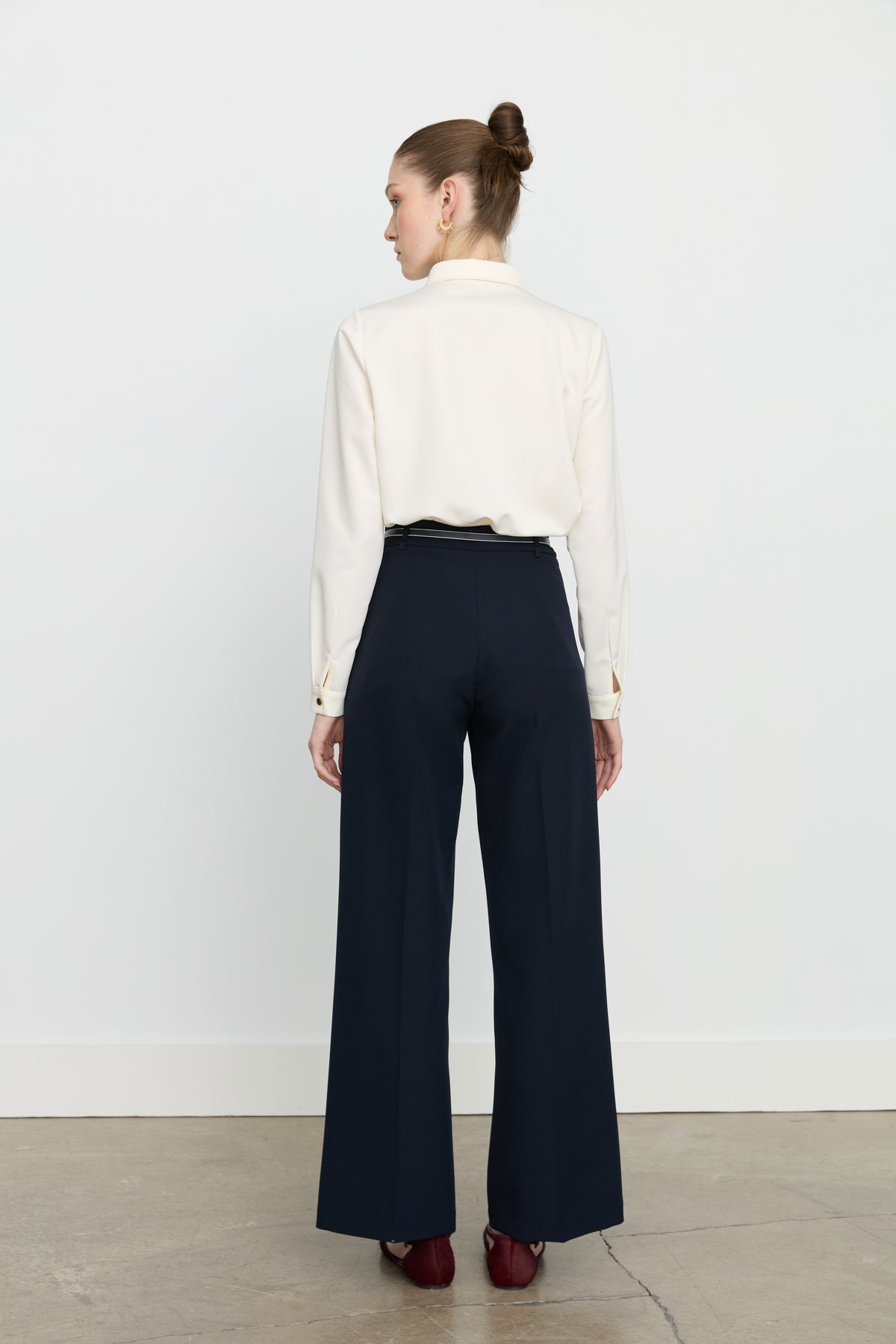 Straight-Leg Trousers with a Thin Belt - Navy Blue