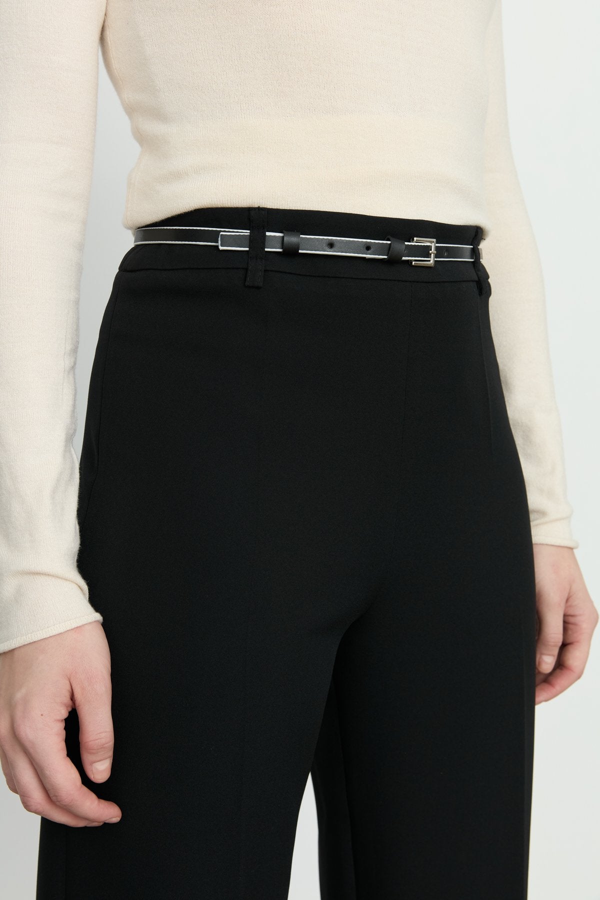 Beli İnce Kemerli Düz Paça Pantolon - Siyah