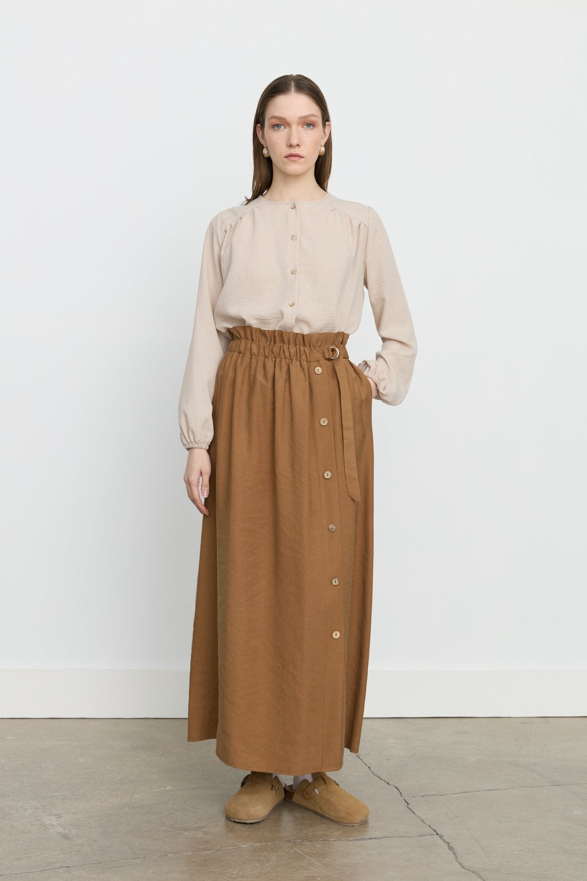 beli-lastikli-aksesuar-detayli-tencel-etek-acik-kahve-244787.jpg