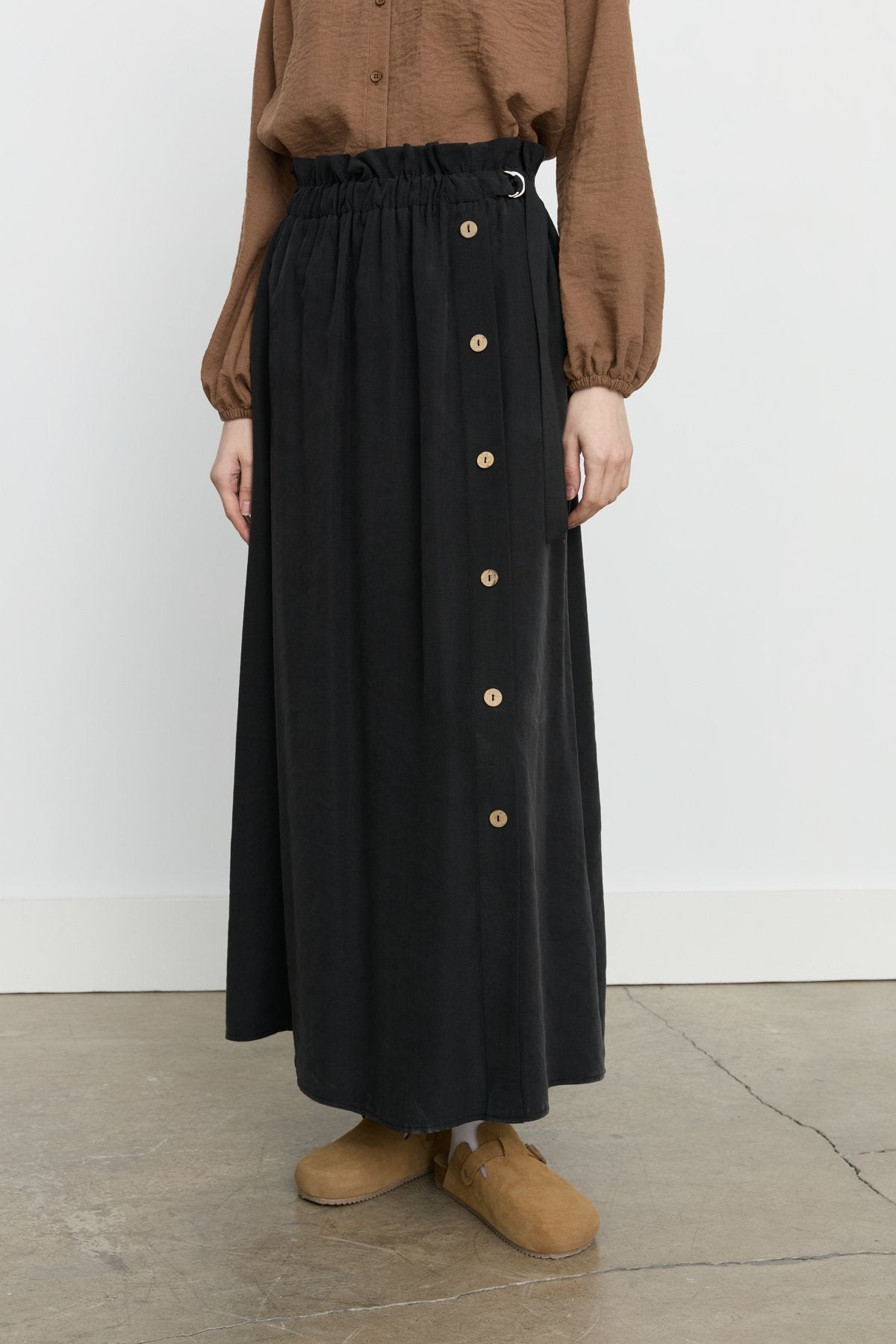 beli-lastikli-aksesuar-detayli-tencel-etek-siyah-244795.jpg