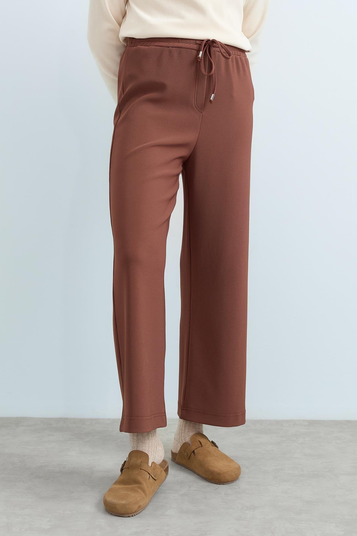beli-lastikli-bol-paca-orme-pantolon-kahve-236701.jpg