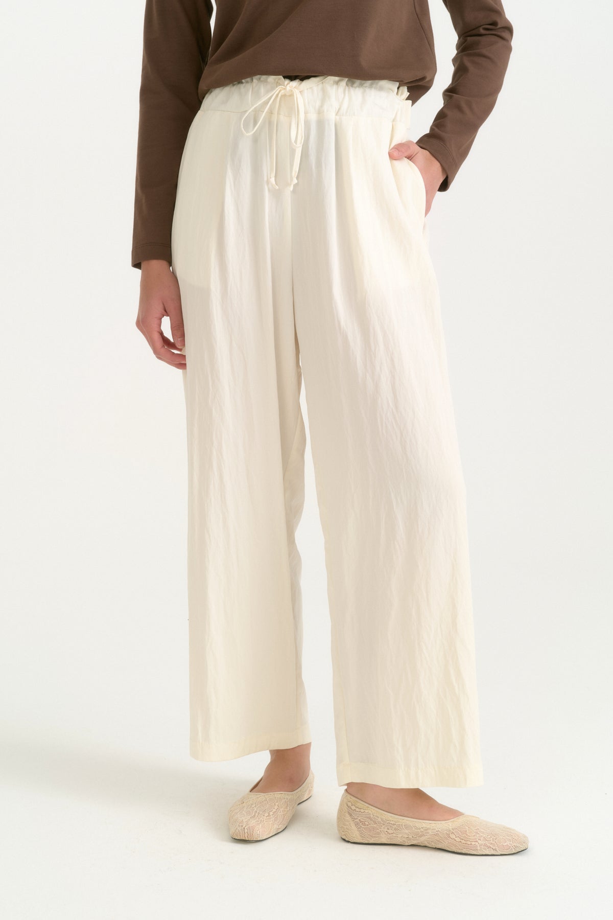 beli-lastikli-dugme-detayli-rayon-pantolon-ekru-266311.jpg
