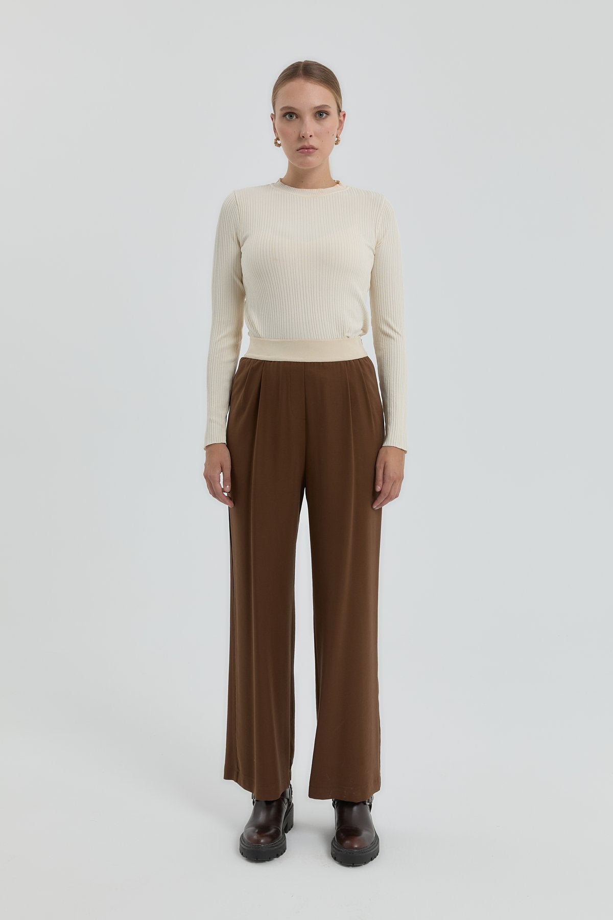 beli-lastikli-modal-pileli-pantolon-acik-kahve-256473.jpg