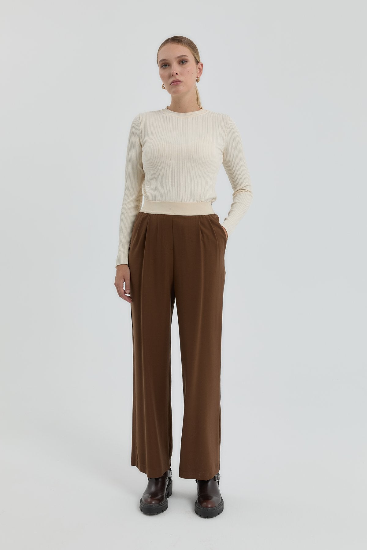 beli-lastikli-modal-pileli-pantolon-acik-kahve-256474.jpg