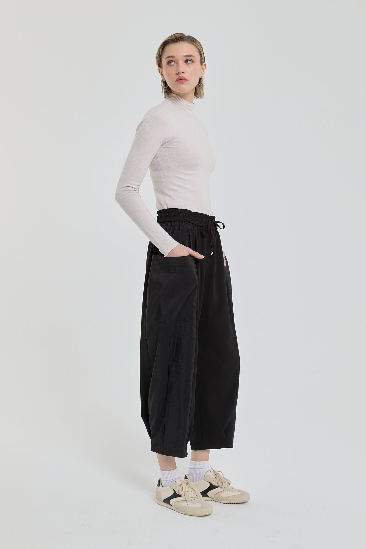 beli-lastikli-parasut-pantolon-siyah-258988.jpg