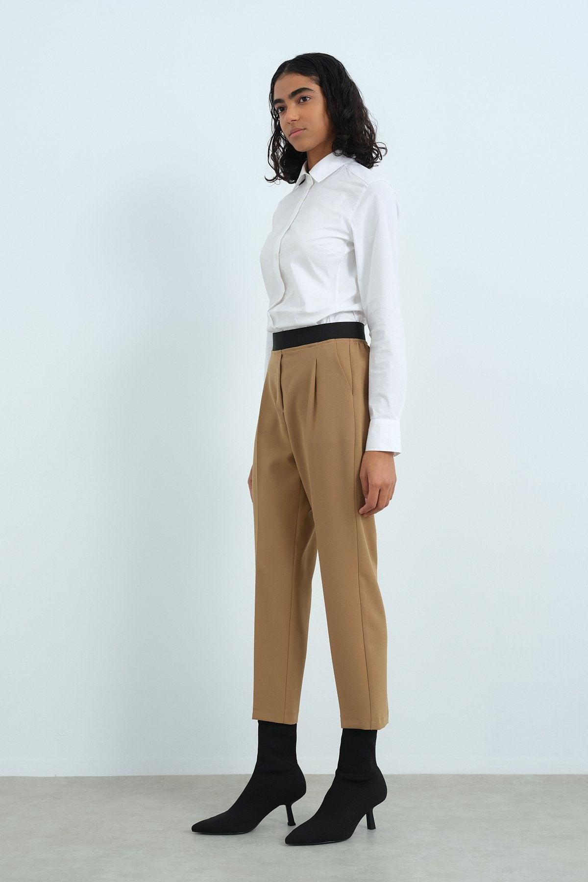 beli-lastikli-pili-detayli-havuc-pantolon-camel-243870.jpg