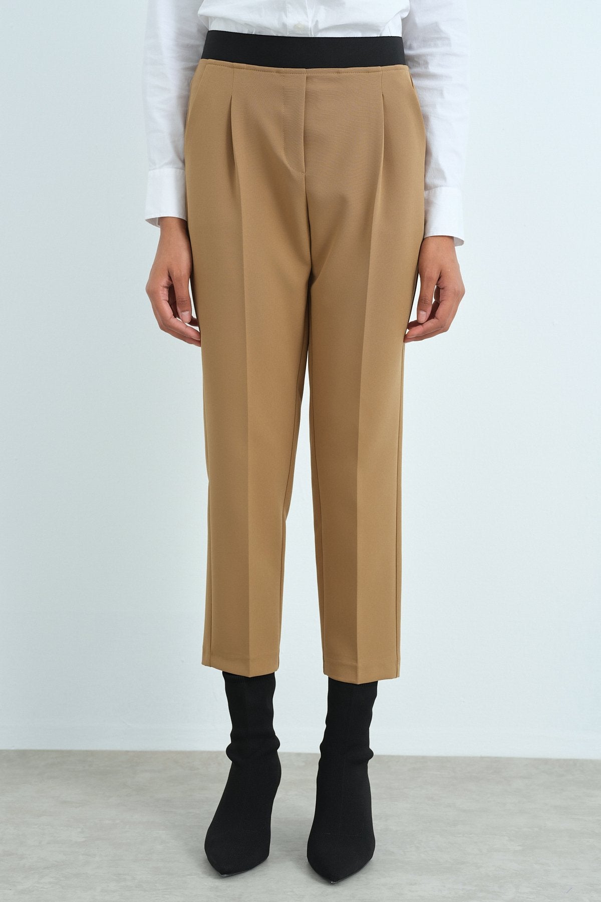 Beli Lastikli Pili Detaylı Havuç Pantolon - Camel
