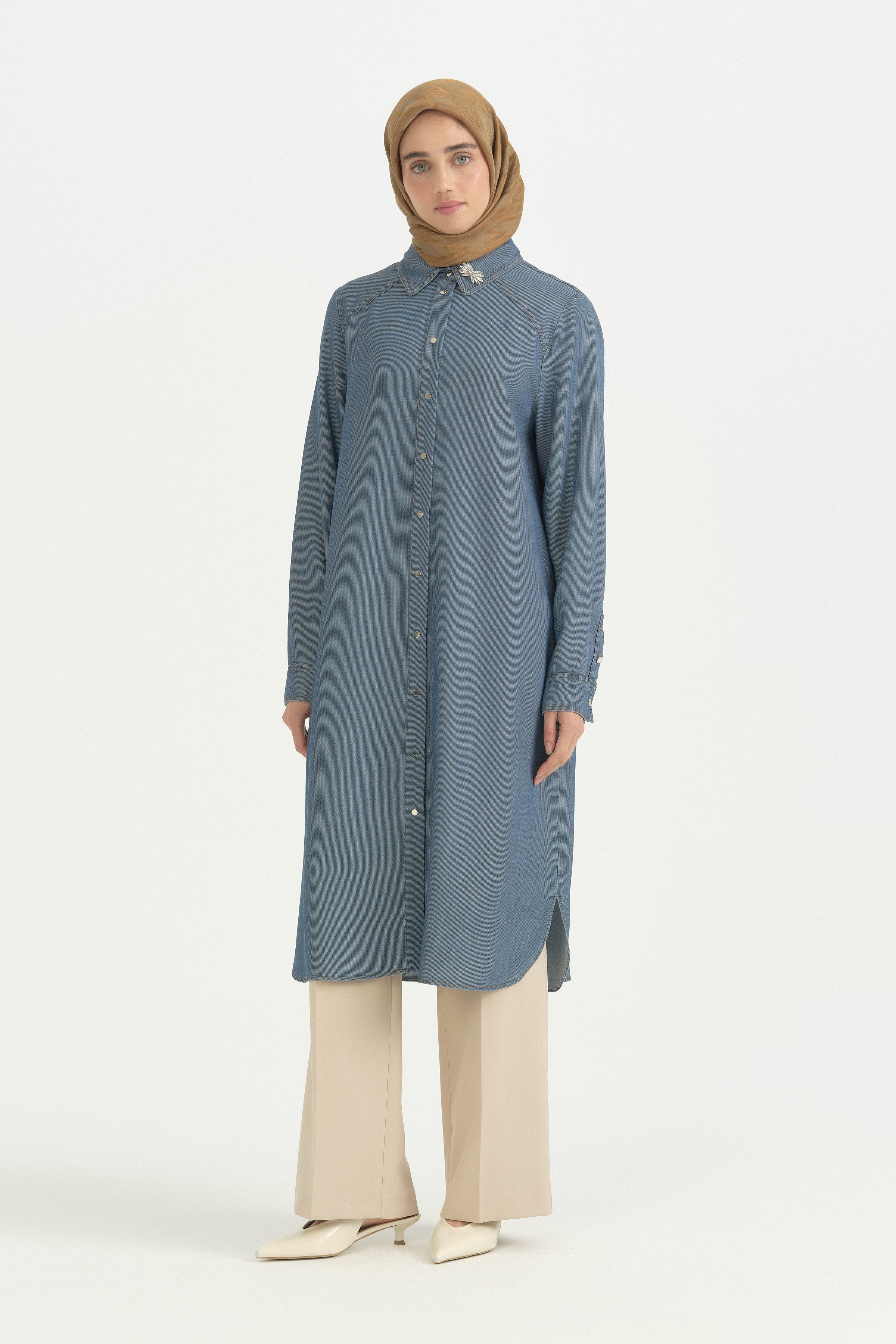 Büyük Beden Broş Detaylı Tencel Tunik - İndigo