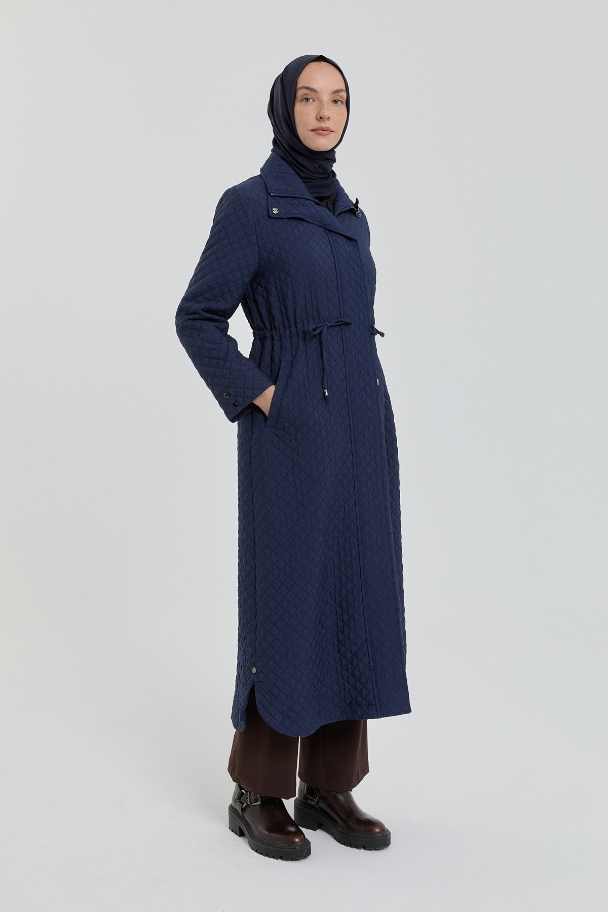 buyuk-beden-ince-kapitone-pardesu-lacivert-257003.jpg