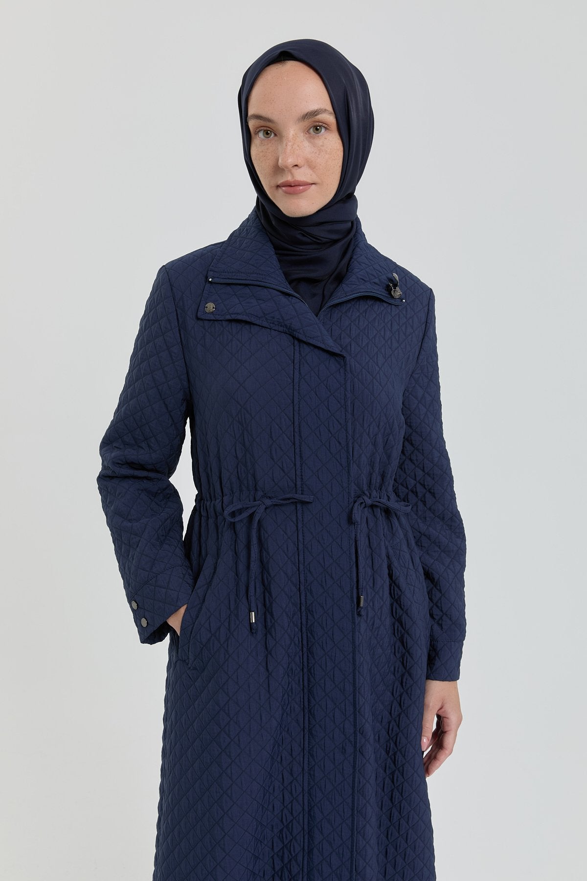 buyuk-beden-ince-kapitone-pardesu-lacivert-257004.jpg