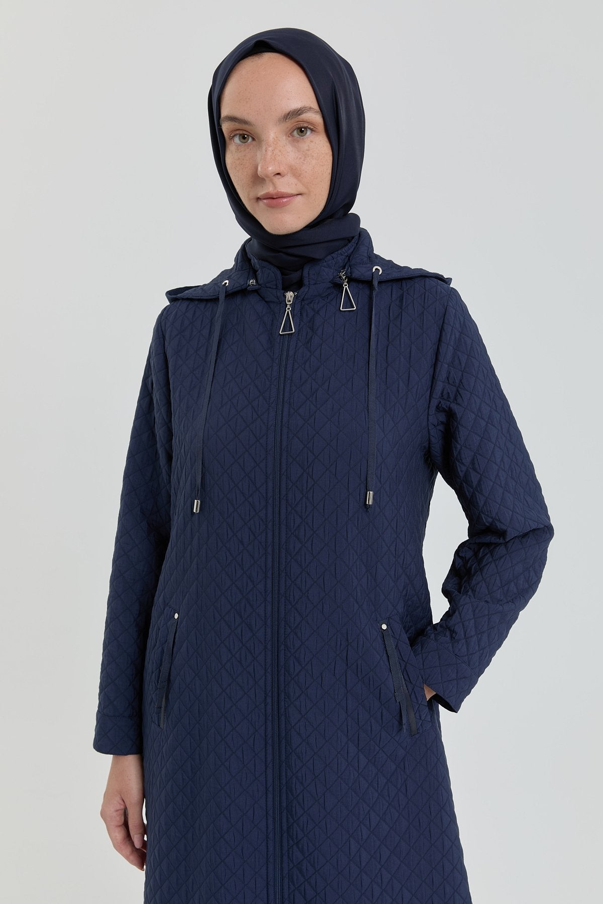 buyuk-beden-ince-kapitone-pardesu-lacivert-257052.jpg