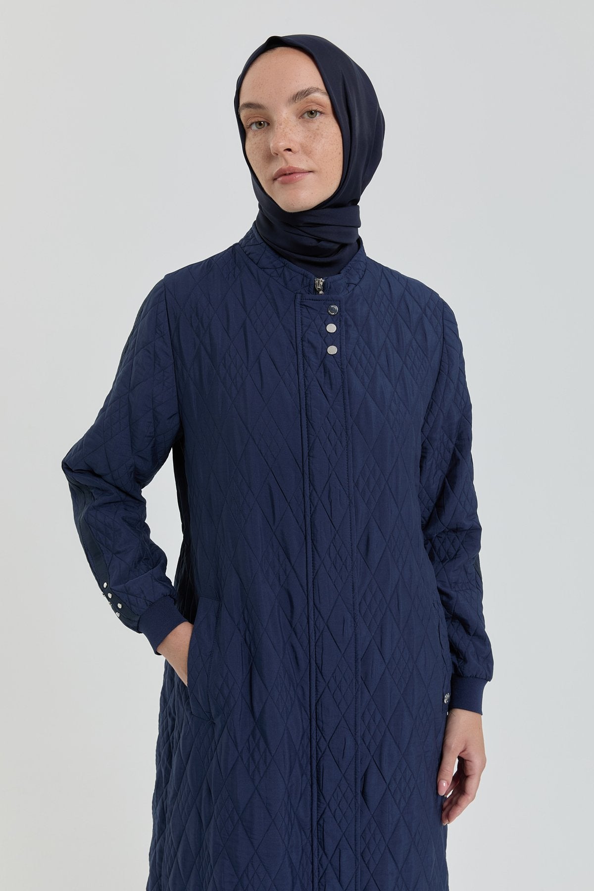 buyuk-beden-ince-kapitone-pardesu-lacivert-257084.jpg