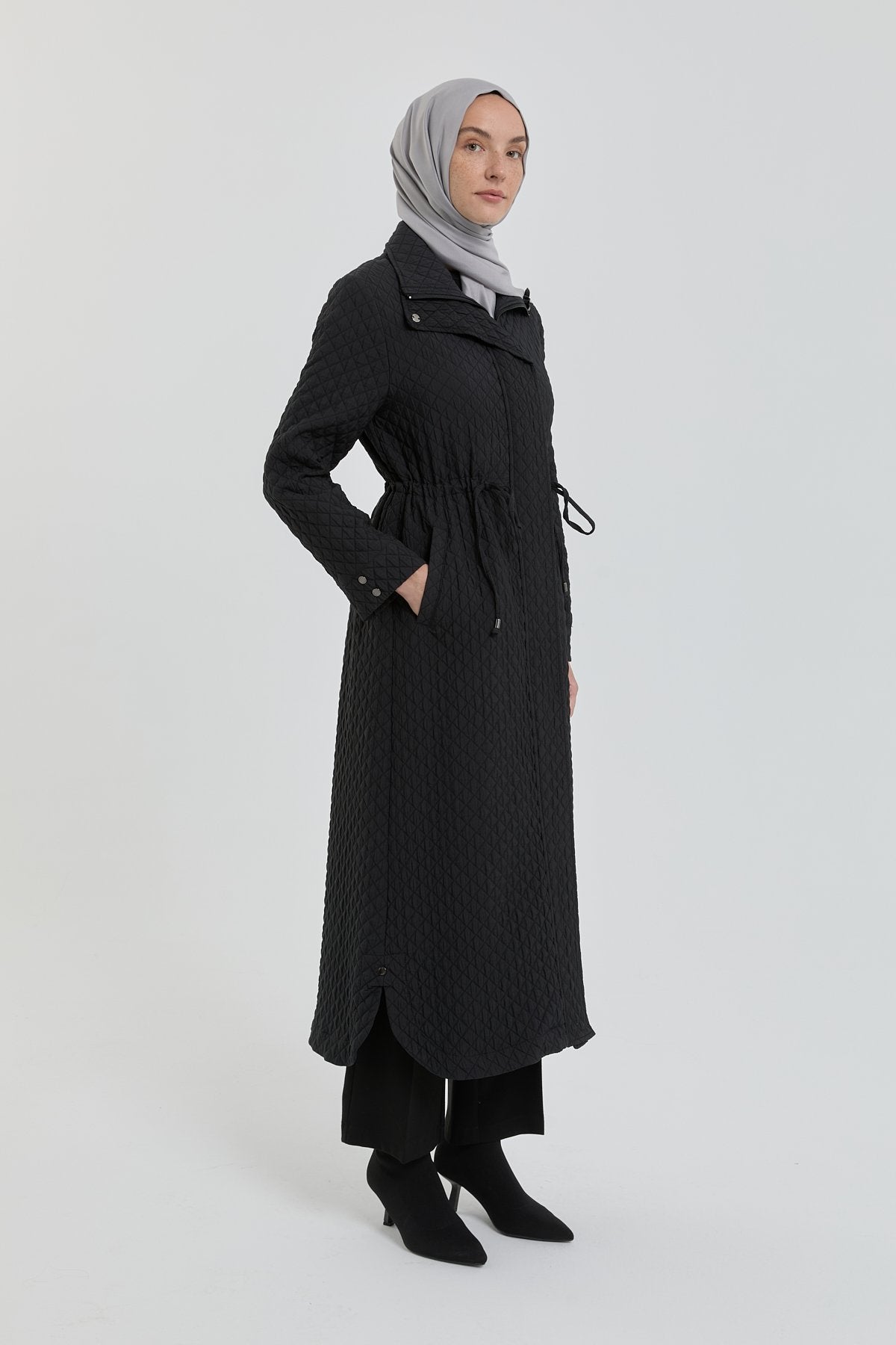 buyuk-beden-ince-kapitone-pardesu-siyah-257000.jpg