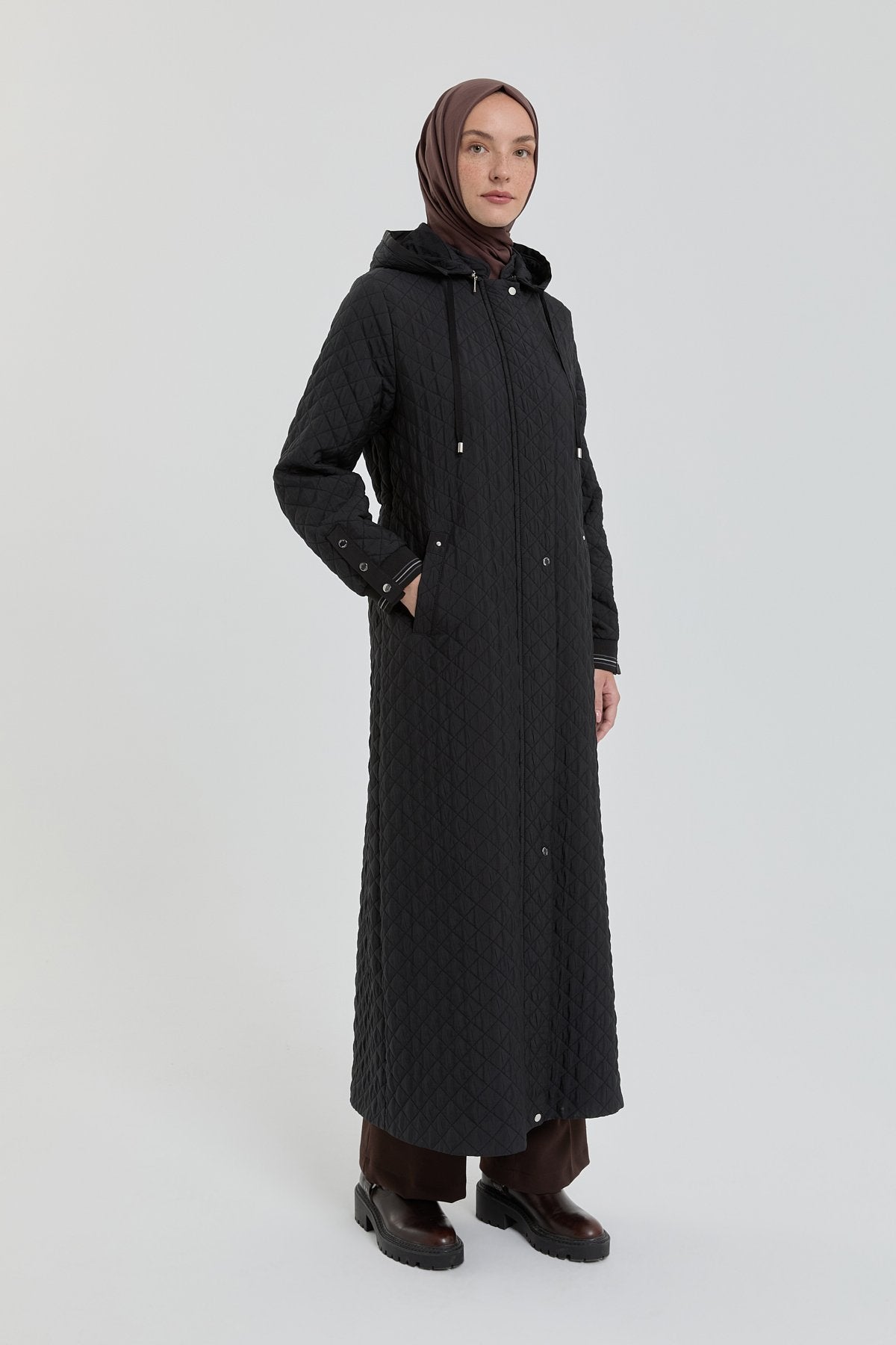 buyuk-beden-ince-kapitone-pardesu-siyah-257016.jpg