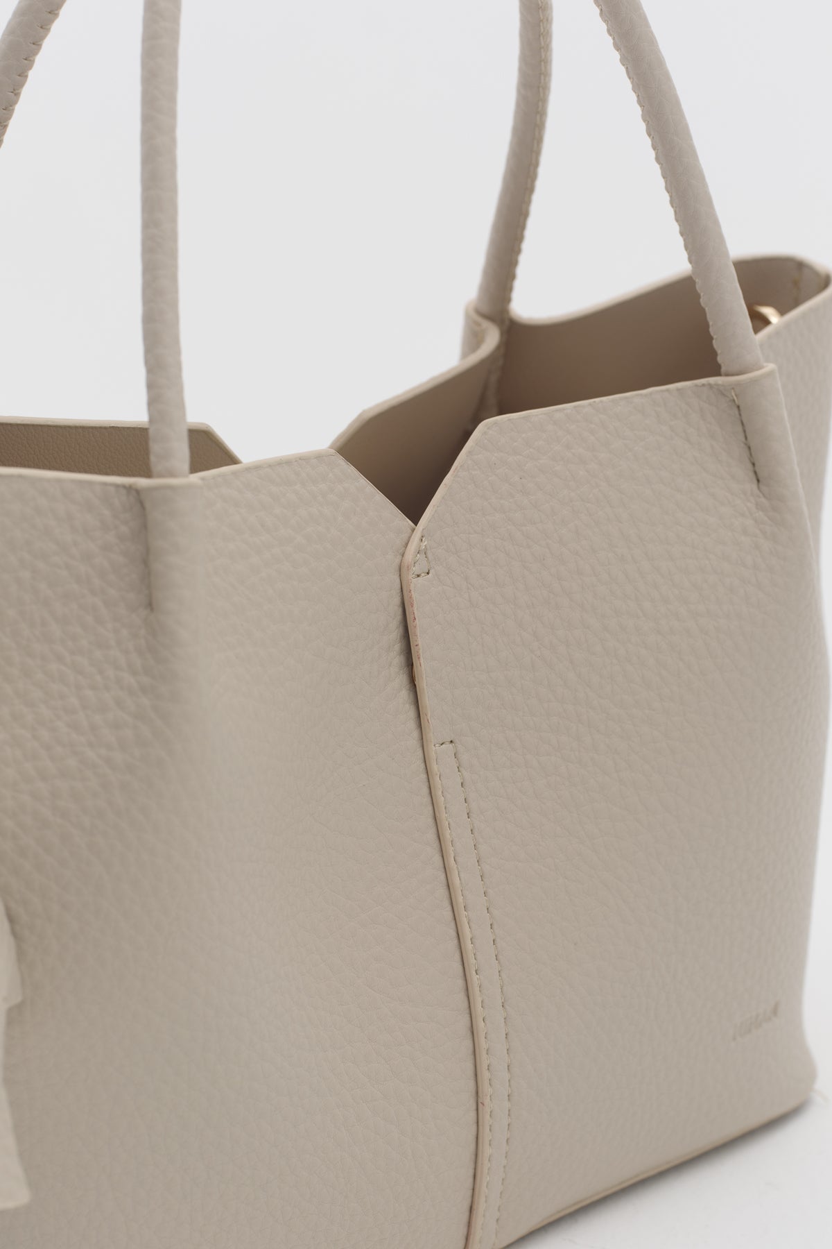 Charm Aksesuarlı Satchel Çanta - Vanilya