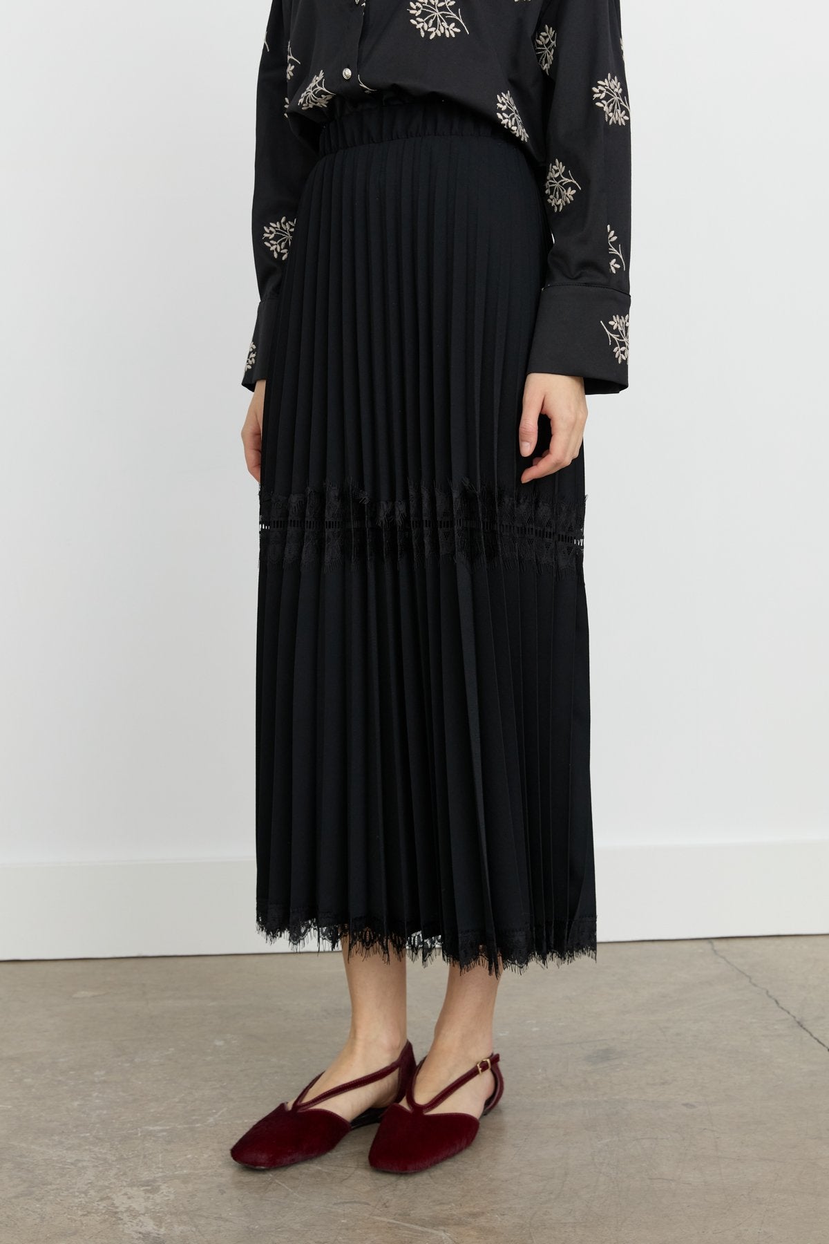 Lace Detail Pleated Skirt - Black