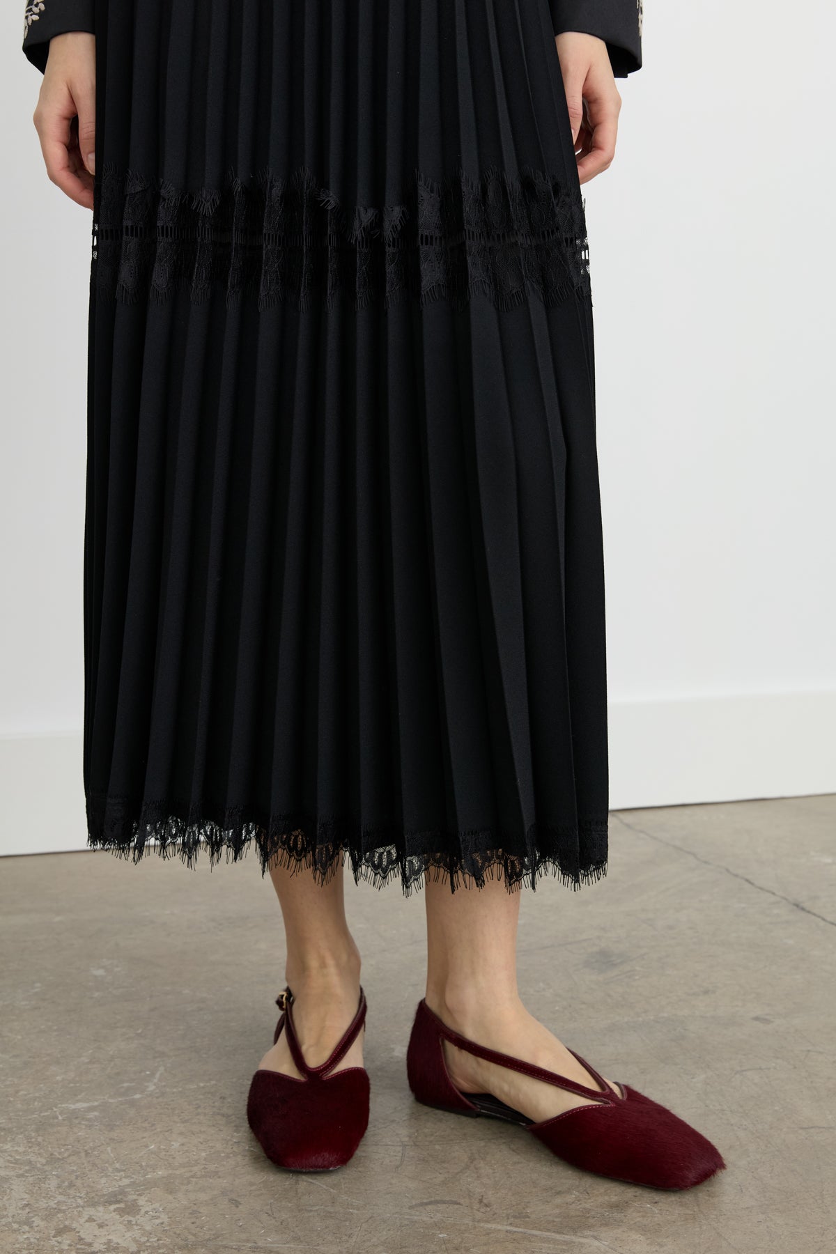Lace Detail Pleated Skirt - Black