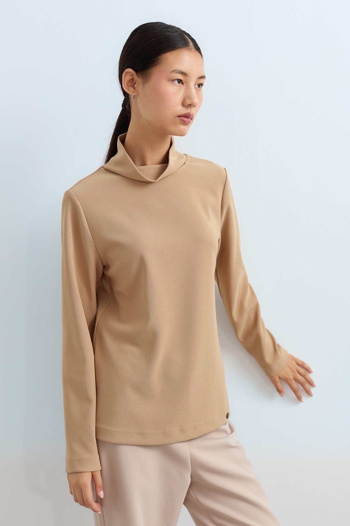 High-Neck Basic Knitted Blouse - Camel