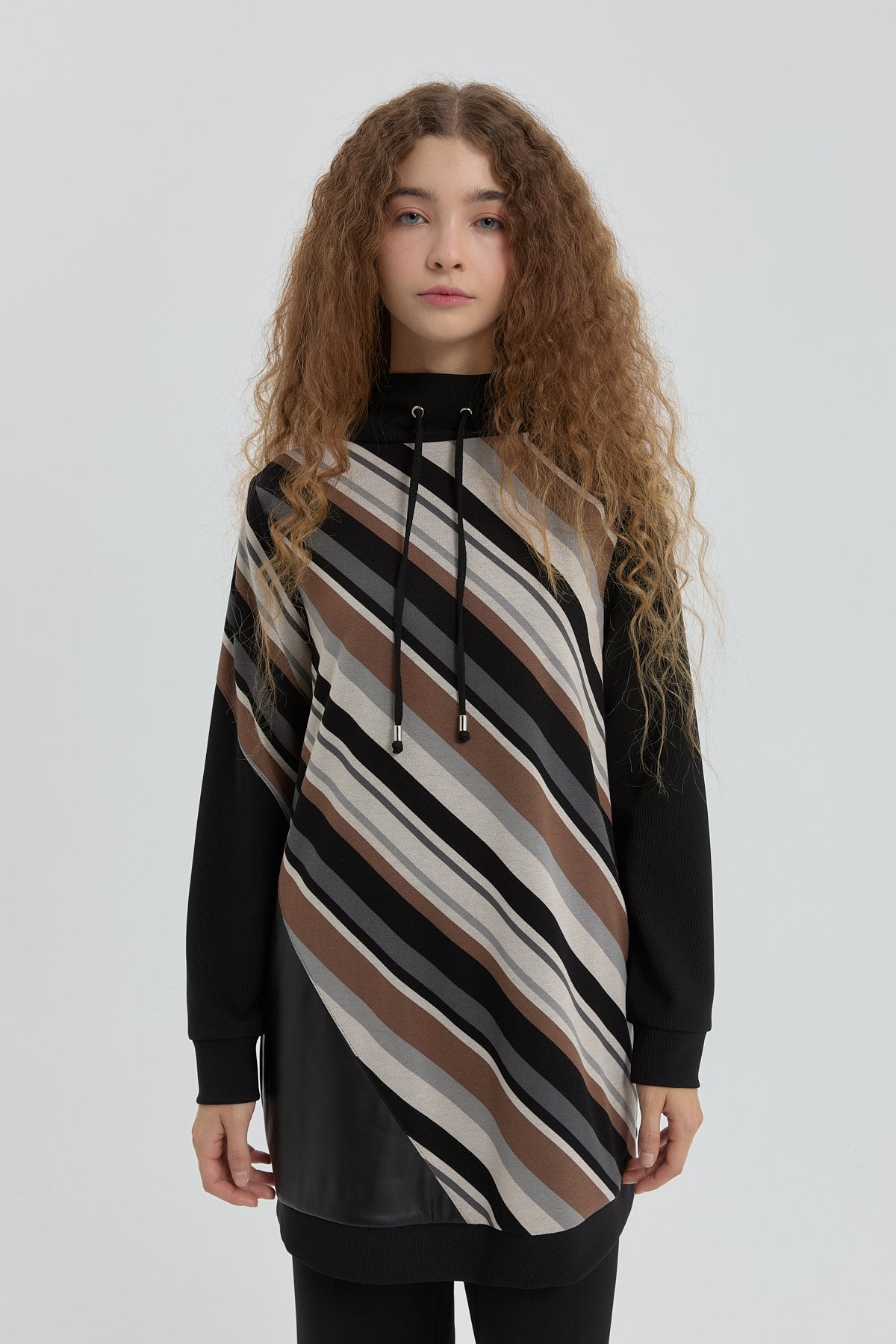 Dik Yaka Desenli Sweat - Siyah
