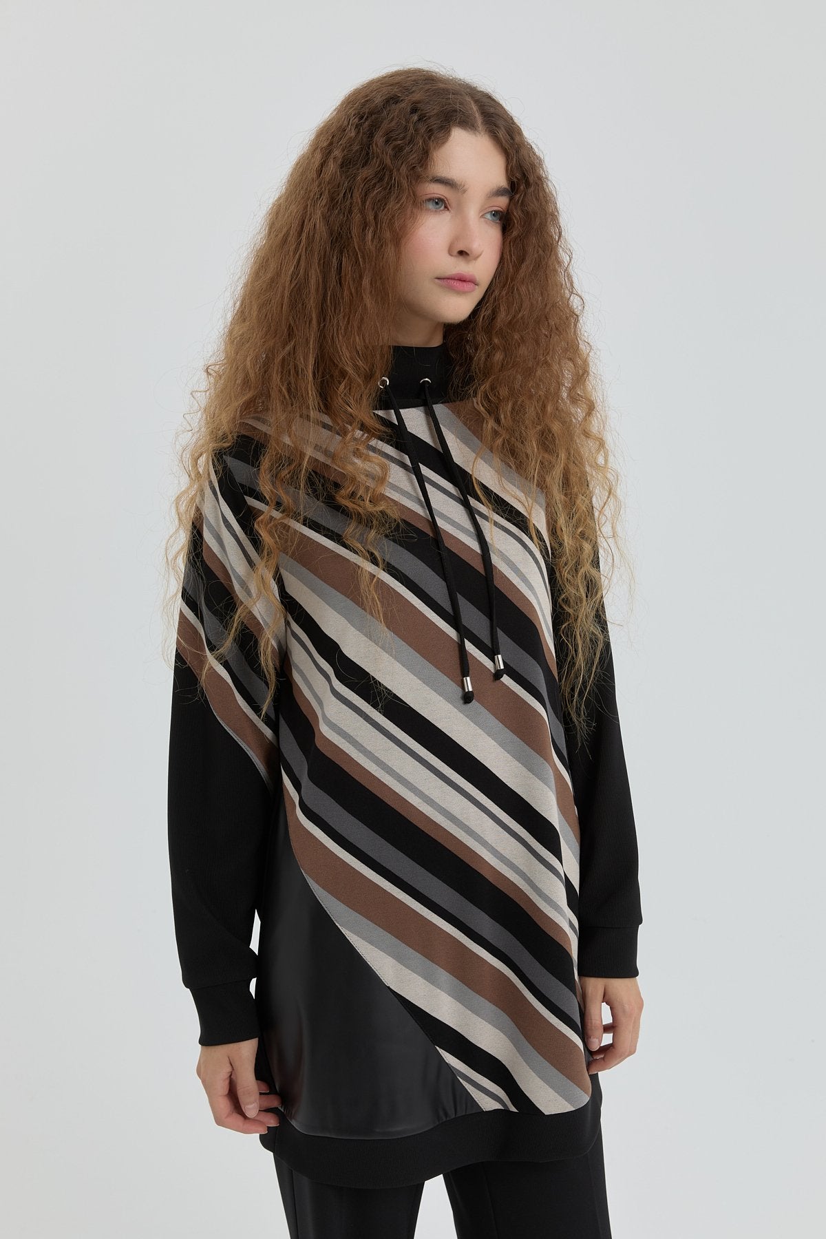 dik-yaka-desenli-sweat-siyah-255720.jpg