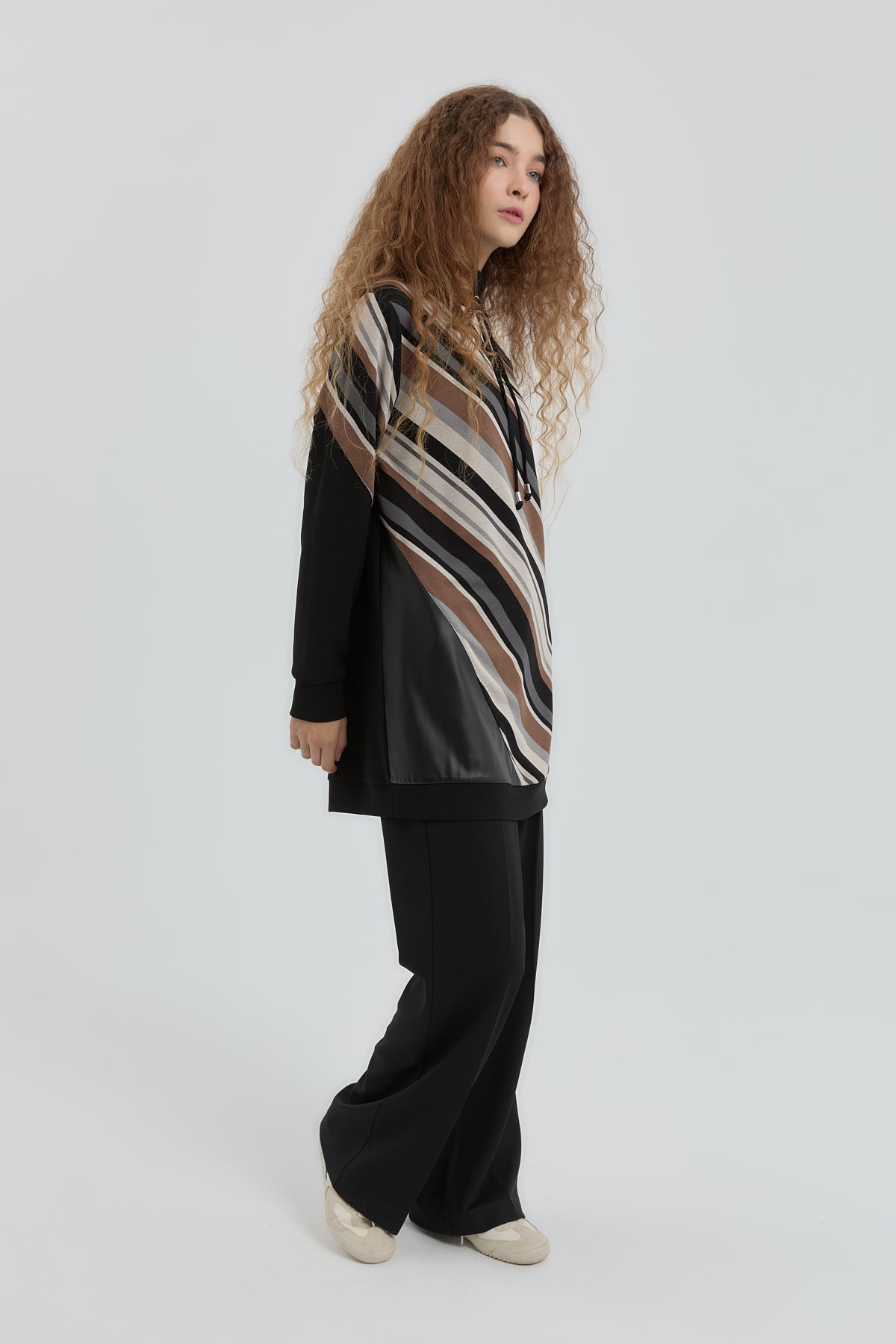 Dik Yaka Desenli Sweat - Siyah