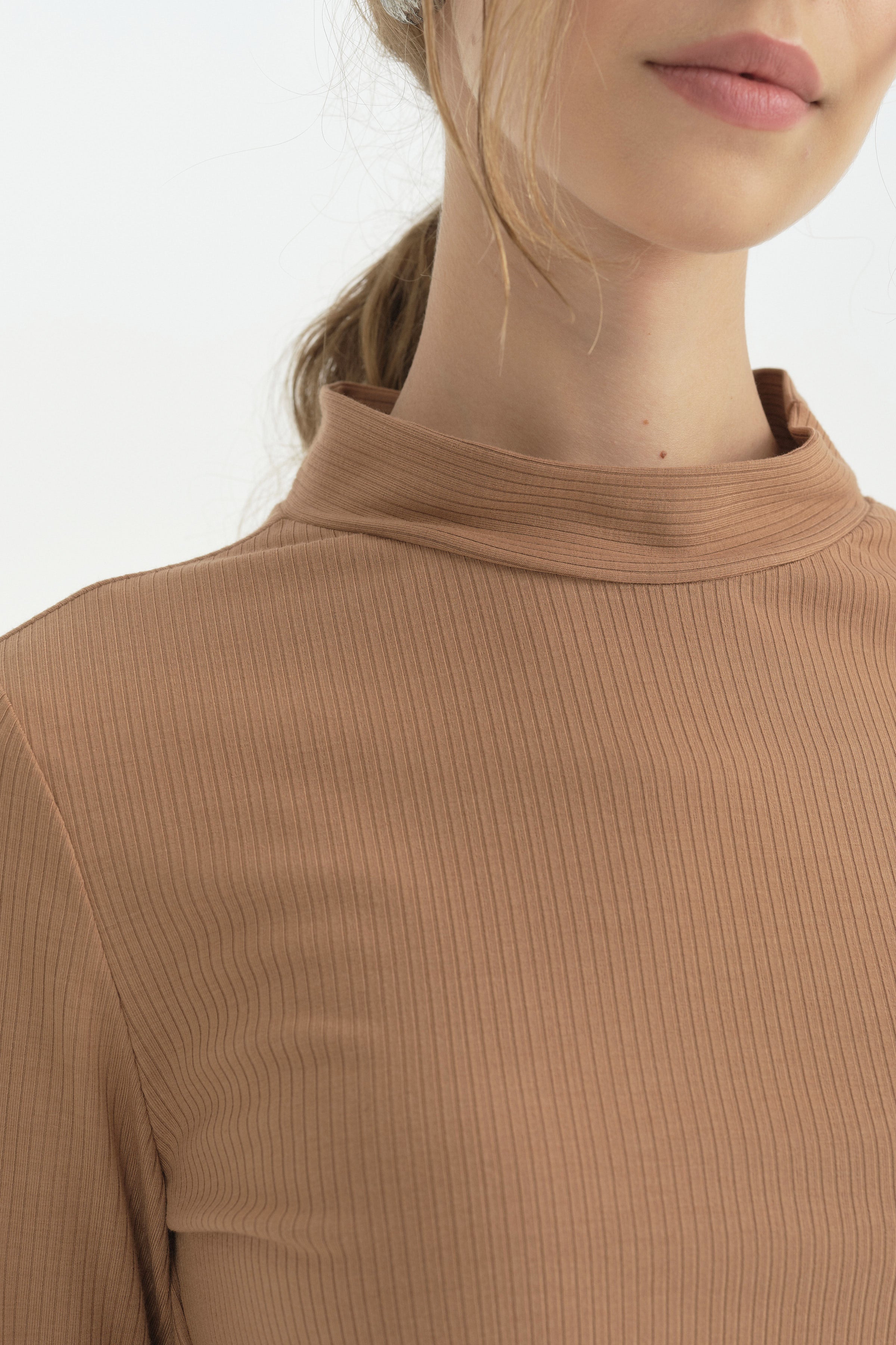 Dik Yaka Rahat Formlu Basic Bluz - Camel