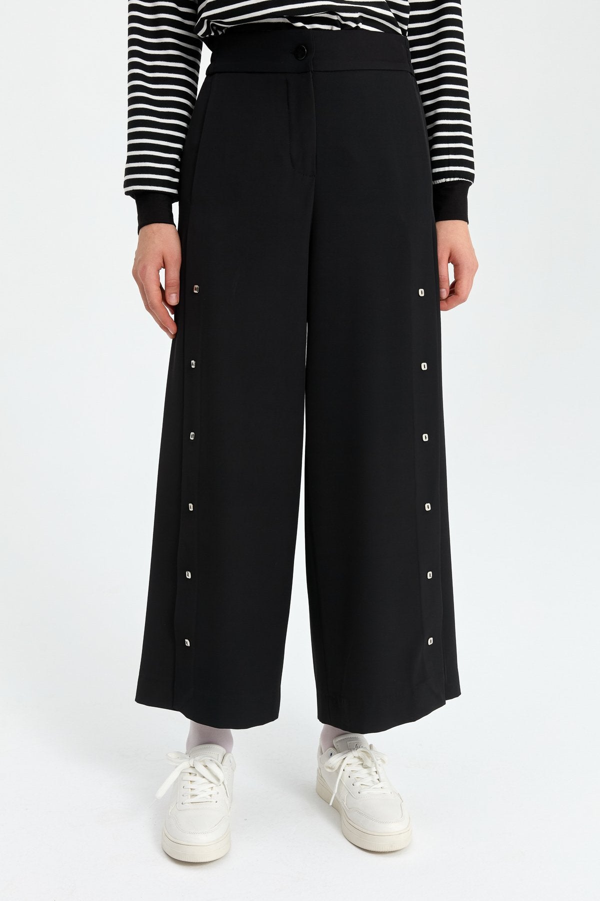 Düğme Detaylı Bol Paça Pantolon - Siyah