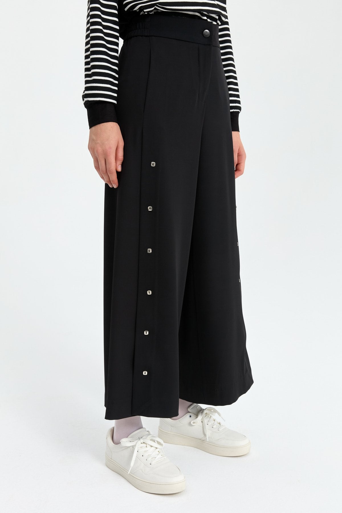 Düğme Detaylı Bol Paça Pantolon - Siyah