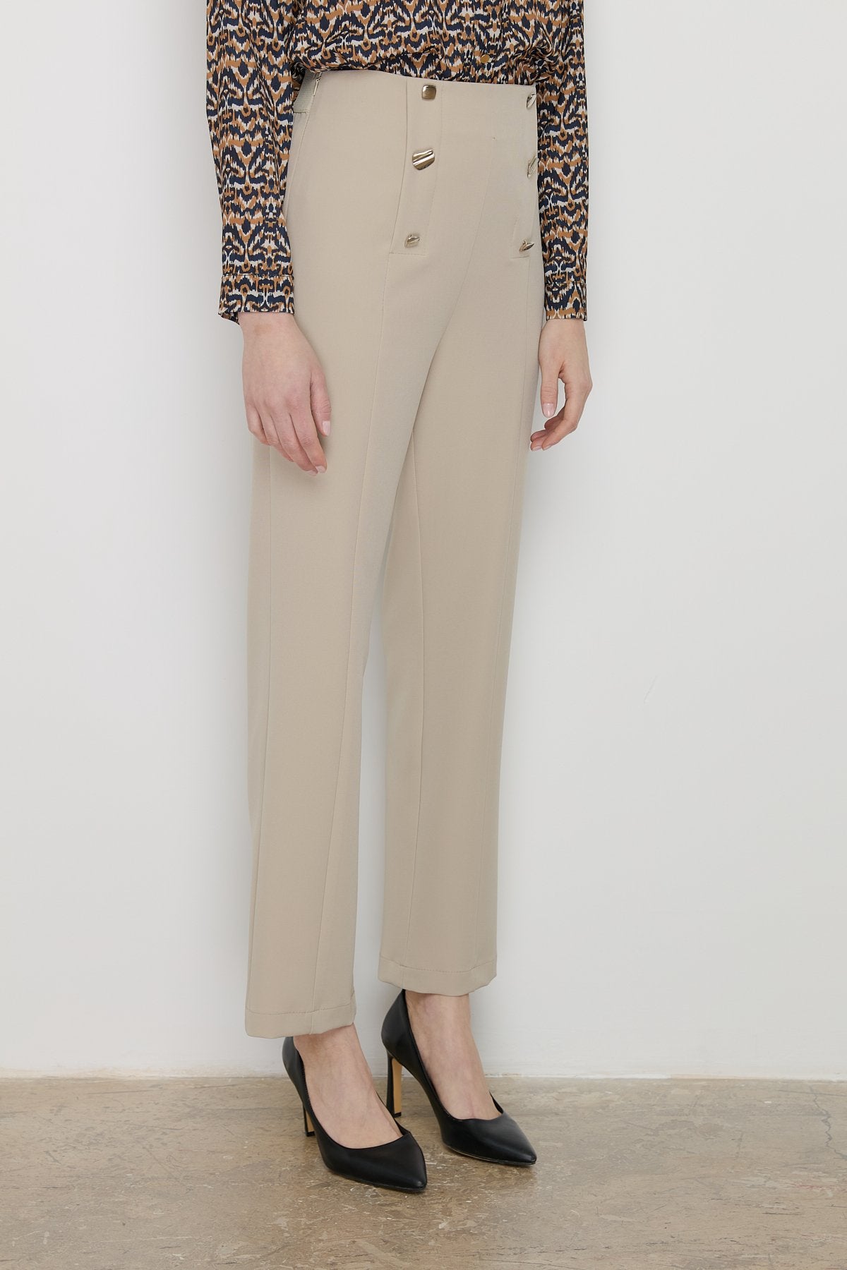 dugme-detayli-boru-paca-pantolon-tas-244325.jpg