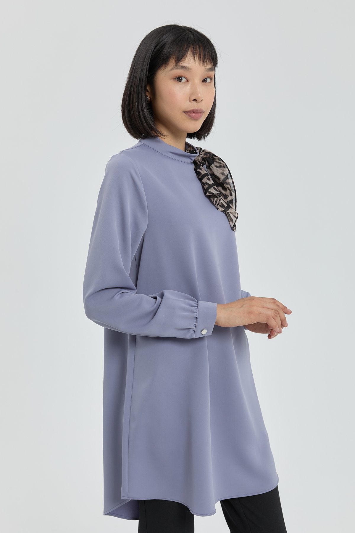 fular-detayli-asimetrik-tunik-gri-mavi-255676.jpg