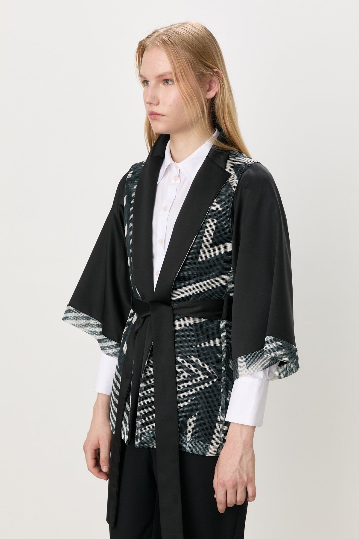 garni-detayli-kusakli-ceket-siyah-255300.jpg