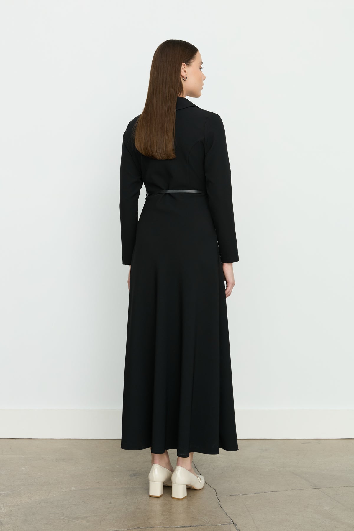 Elegant Dress with Belt and Button Details - Black