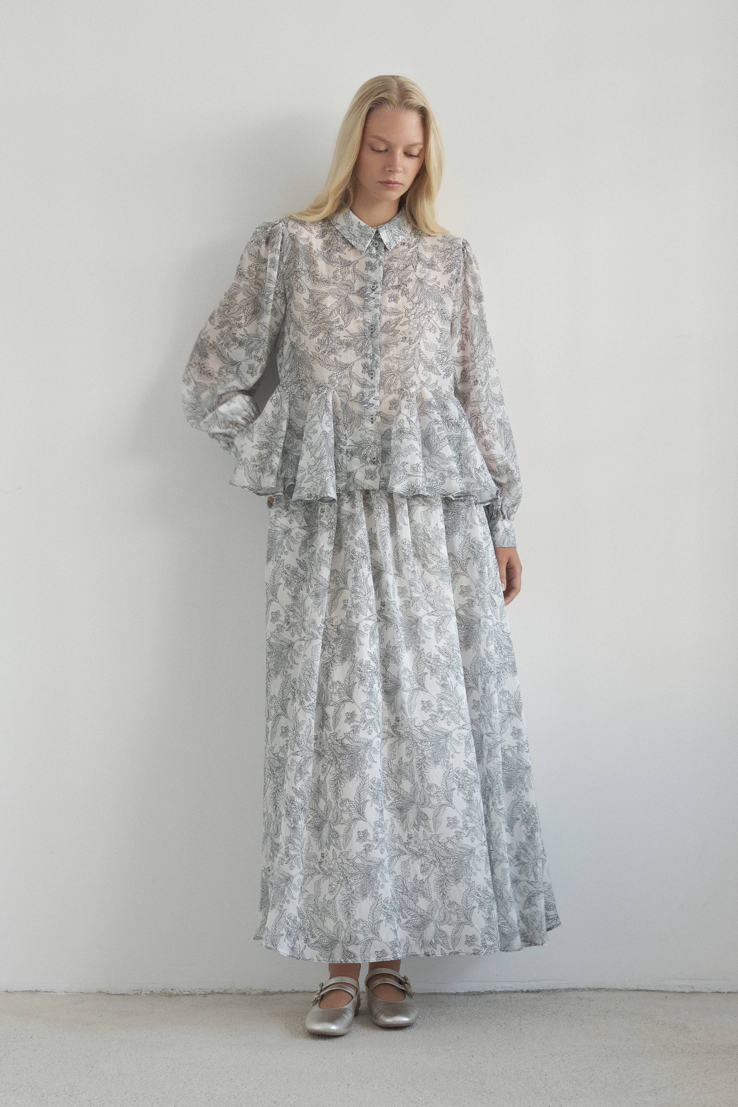 Kol Detaylı Kuşaklı Saten Ceket - Siyah