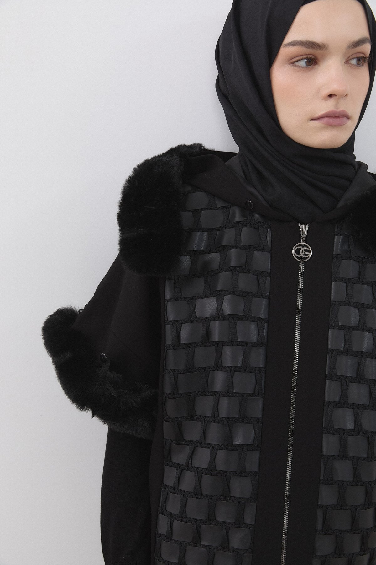 Fur-Detailed Vest - Black