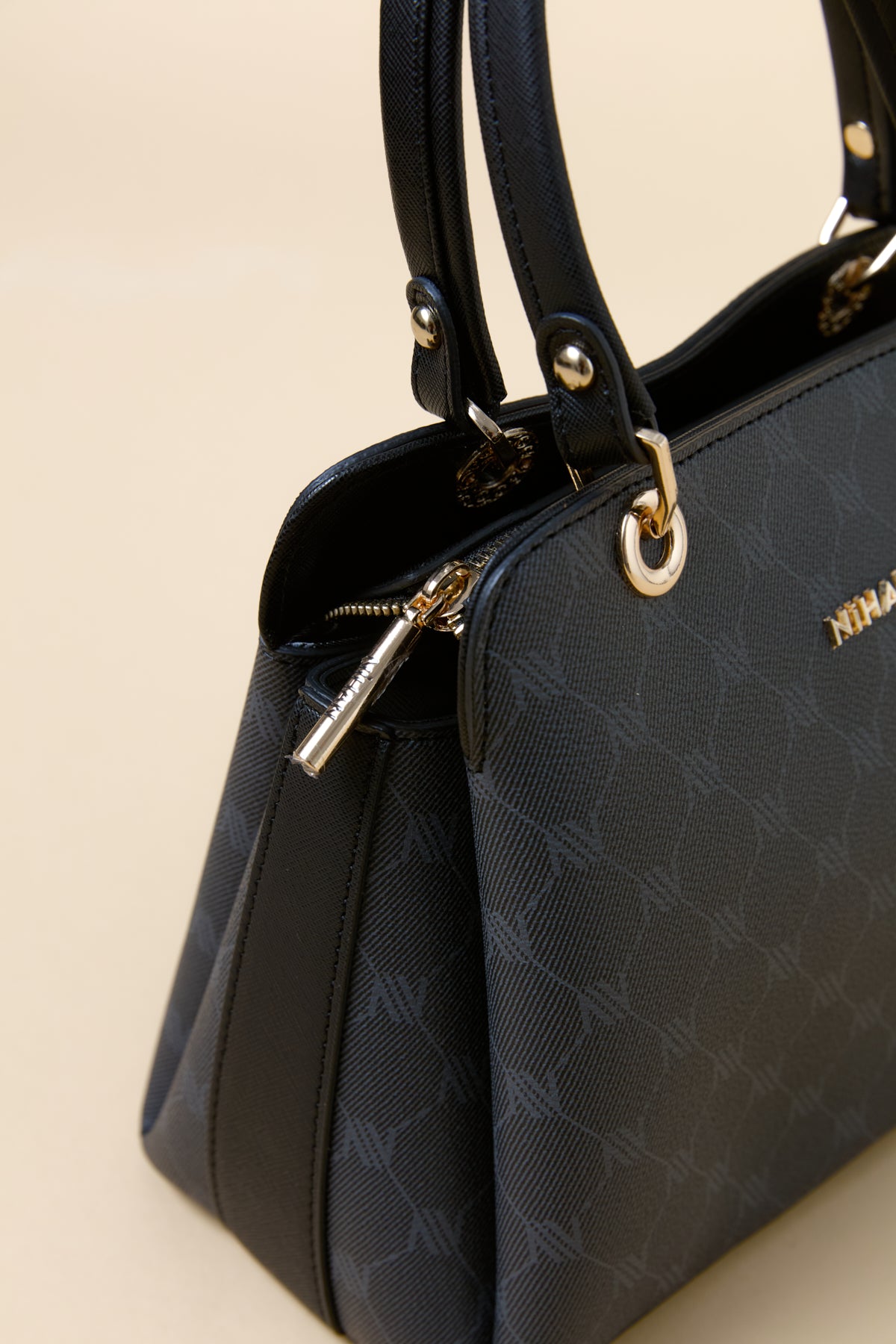 Monogram Metal Aksesuarlı Satchel Çanta - Siyah