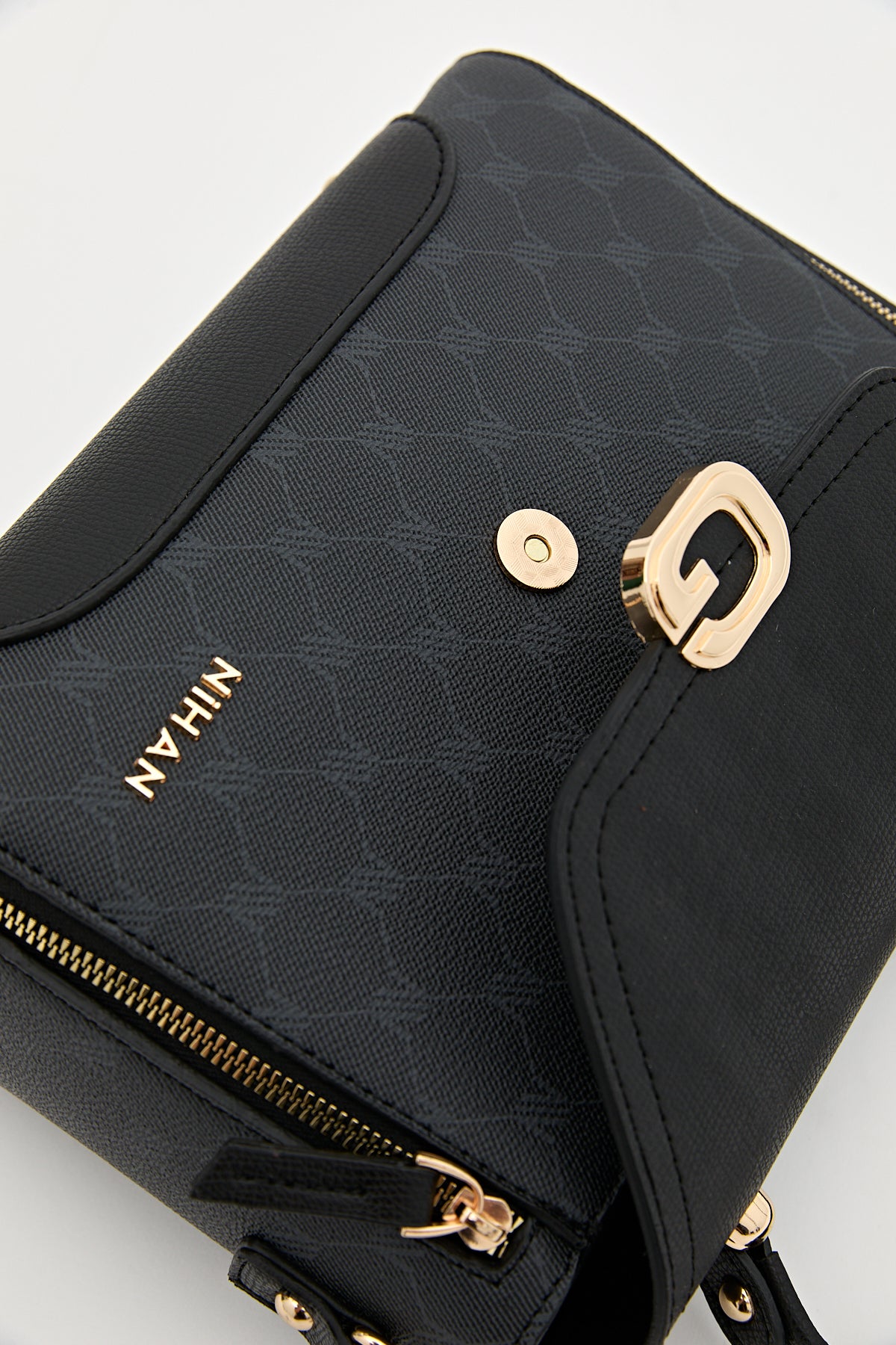 Monogram Kapaklı Çapraz Askılı Çanta - Siyah