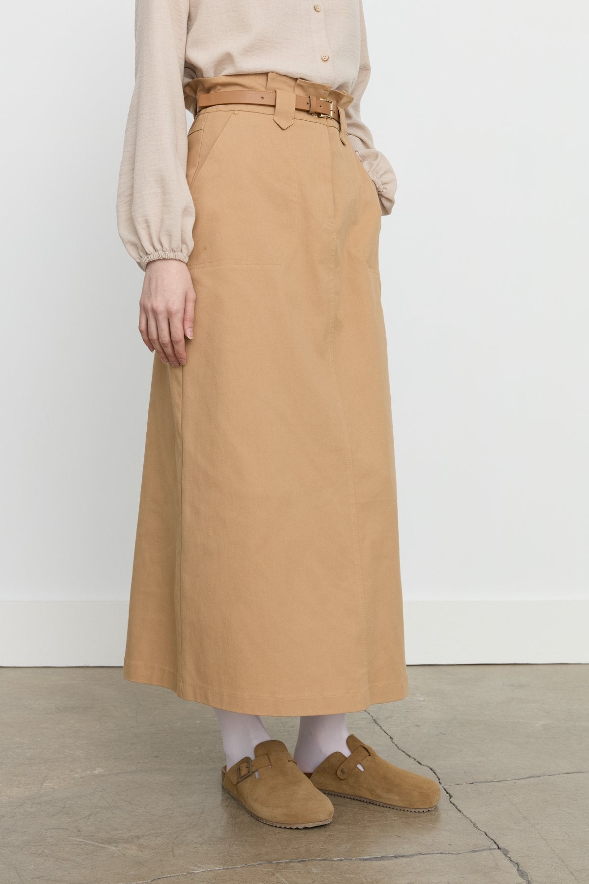 nakis-detayli-kemerli-kanvas-denim-etek-camel-244462.jpg