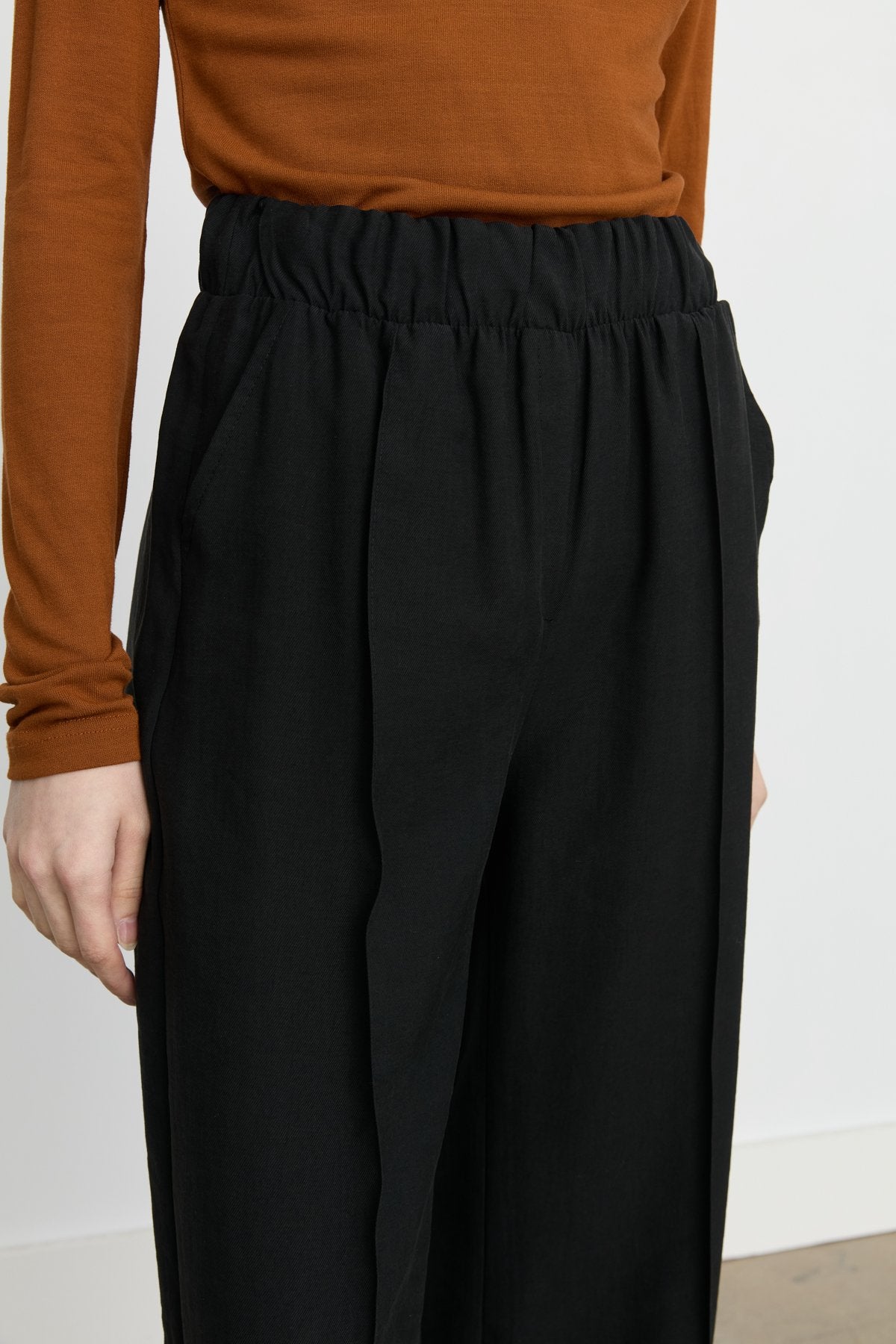 Nervür Detaylı Bol Paça Tencel Pantolon - Siyah