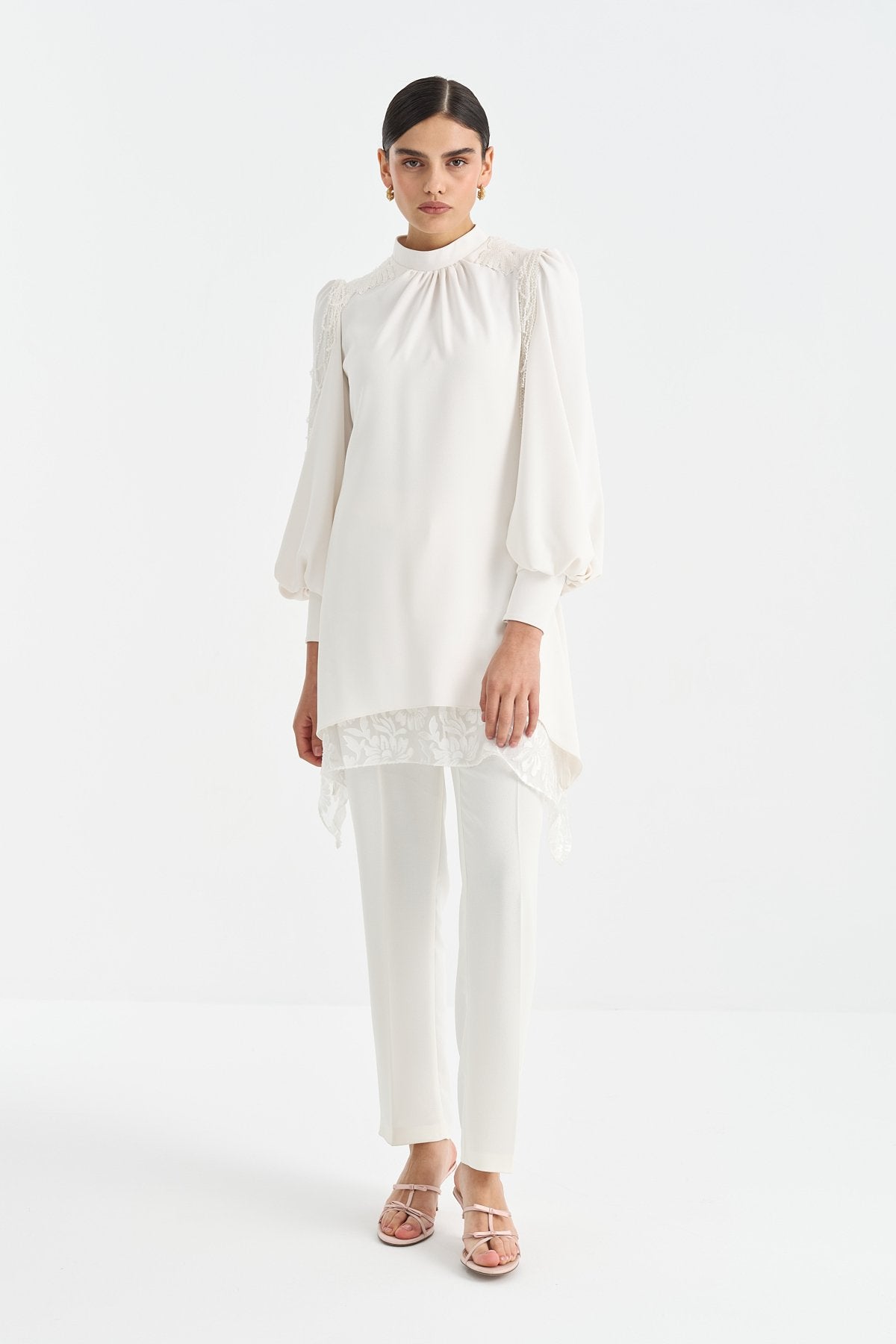 omuz-detayli-pantolon-tunik-takim-beyaz-250269.jpg