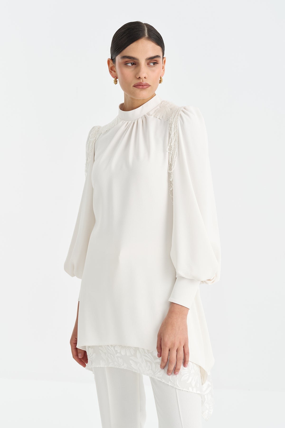 omuz-detayli-pantolon-tunik-takim-beyaz-250270.jpg