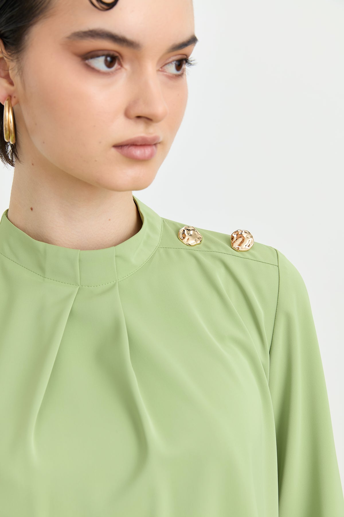 Elegant Blouse with Buttoned Shoulders - Pistachio Green