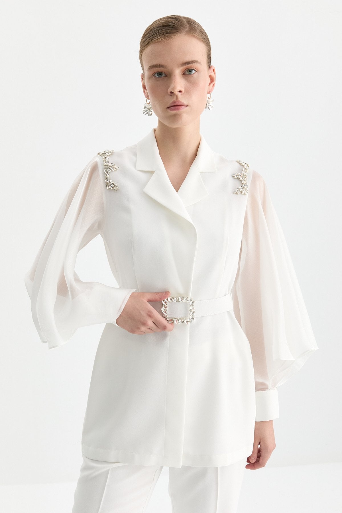 omzu-parlak-tasli-kolu-organze-pantolon-ceket-takim-beyaz-253146.jpg