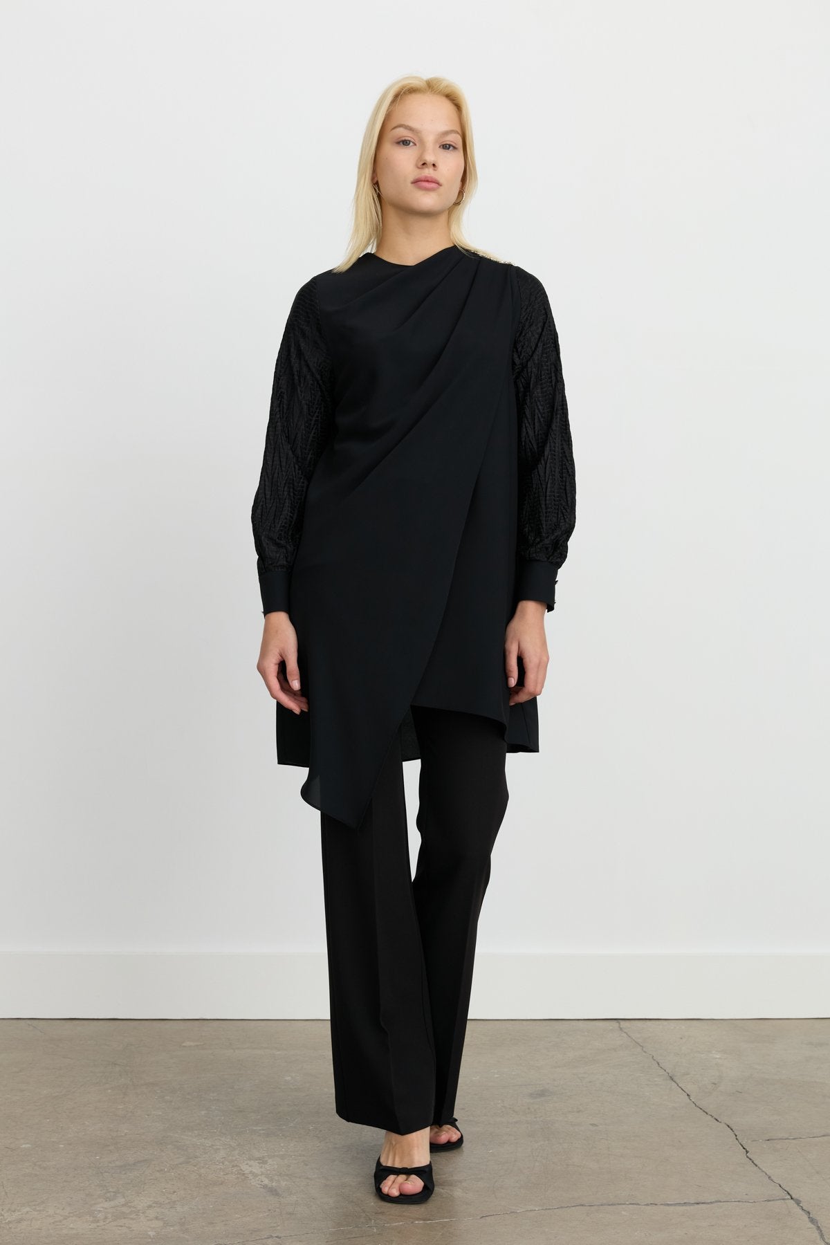 omzu-tas-detayli-sik-tunik-siyah-244076.jpg