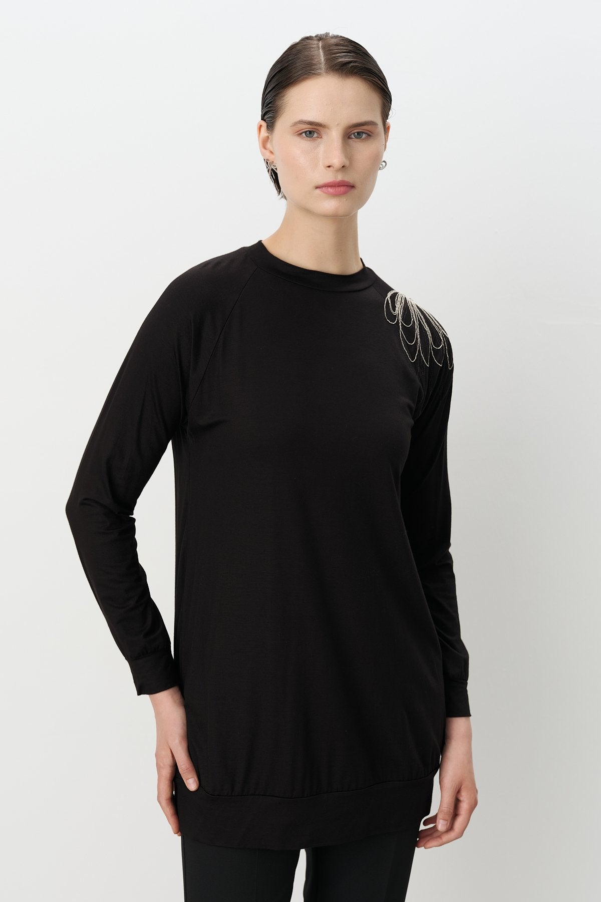 Tunic with Chain Detail on the Shoulder - Black