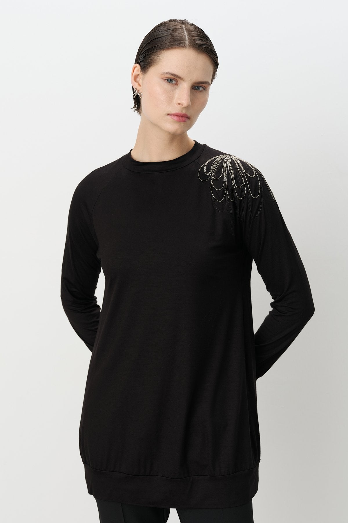 Tunic with Chain Detail on the Shoulder - Black