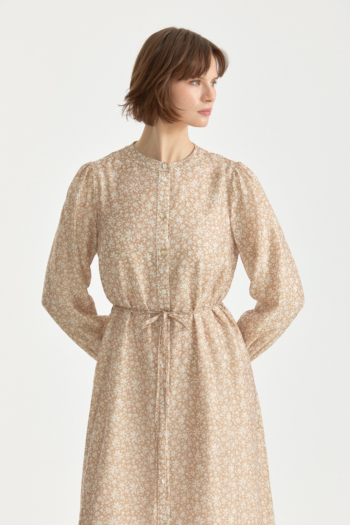onden-dugmeli-minik-cicek-desenli-lyocell-elbise-camel-262634.jpg