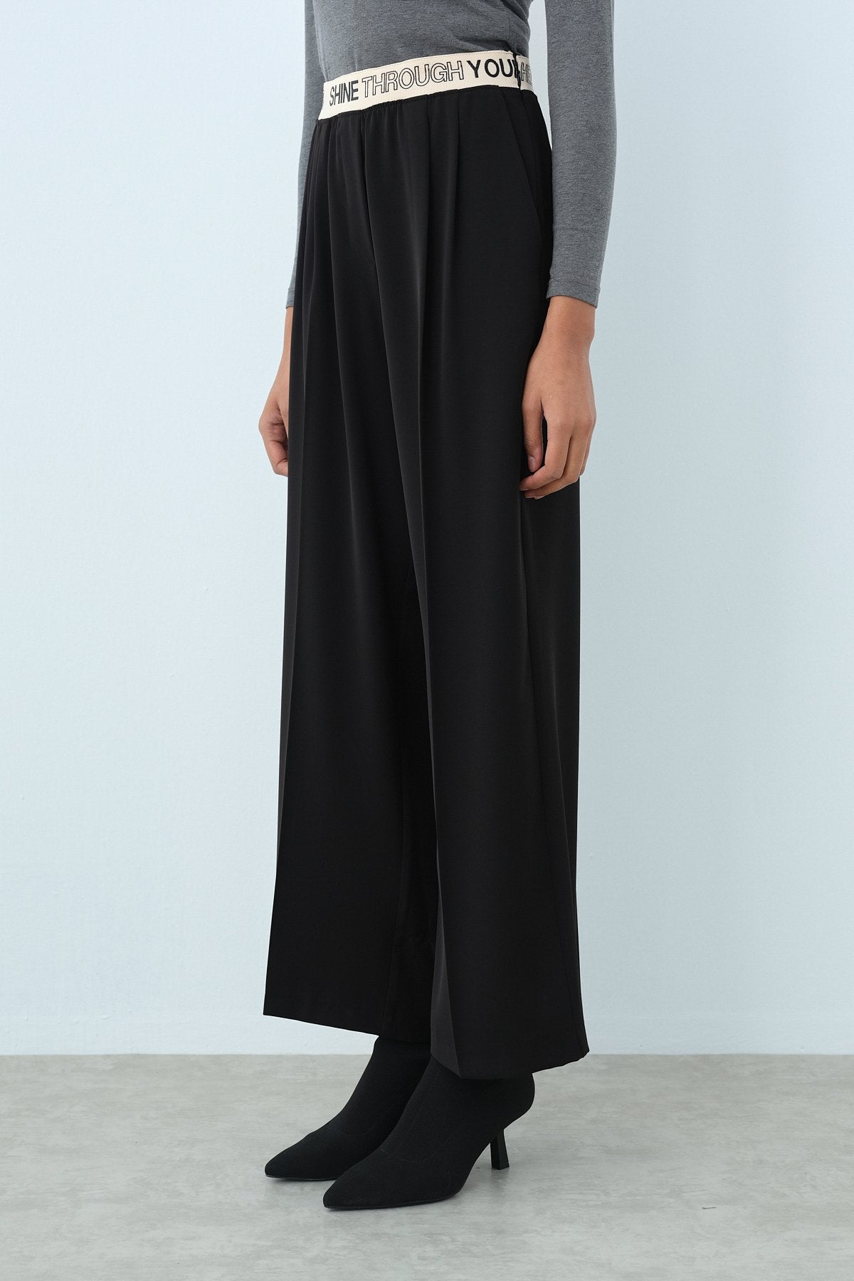 Wide-Leg Pleated Front Trousers - Black
